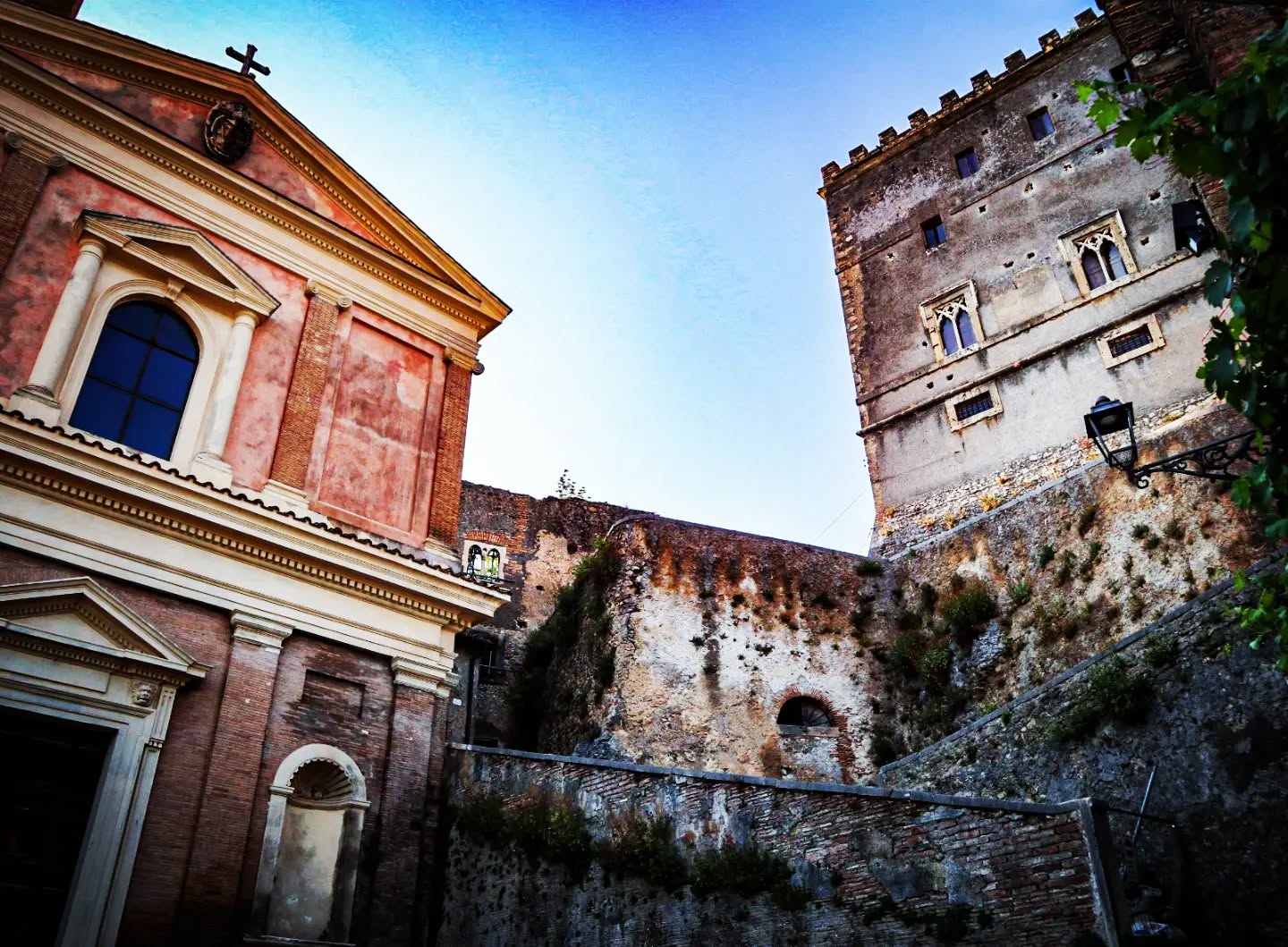Uno scorcio di Arsoli dal primo anello del cammino di San Pietro Eremita.
.
.
.
.
.
#camminospe #borghidellazio #luoghiitaliani #pezzidistoria #italiancastles #castello #chiesa #walkingtour #camminarefabene #turismoitalia #color #monumenti_italia #cammini_ditalia #conoscere #scoprire #borghiantichi #borghiitalia #camminareinsieme