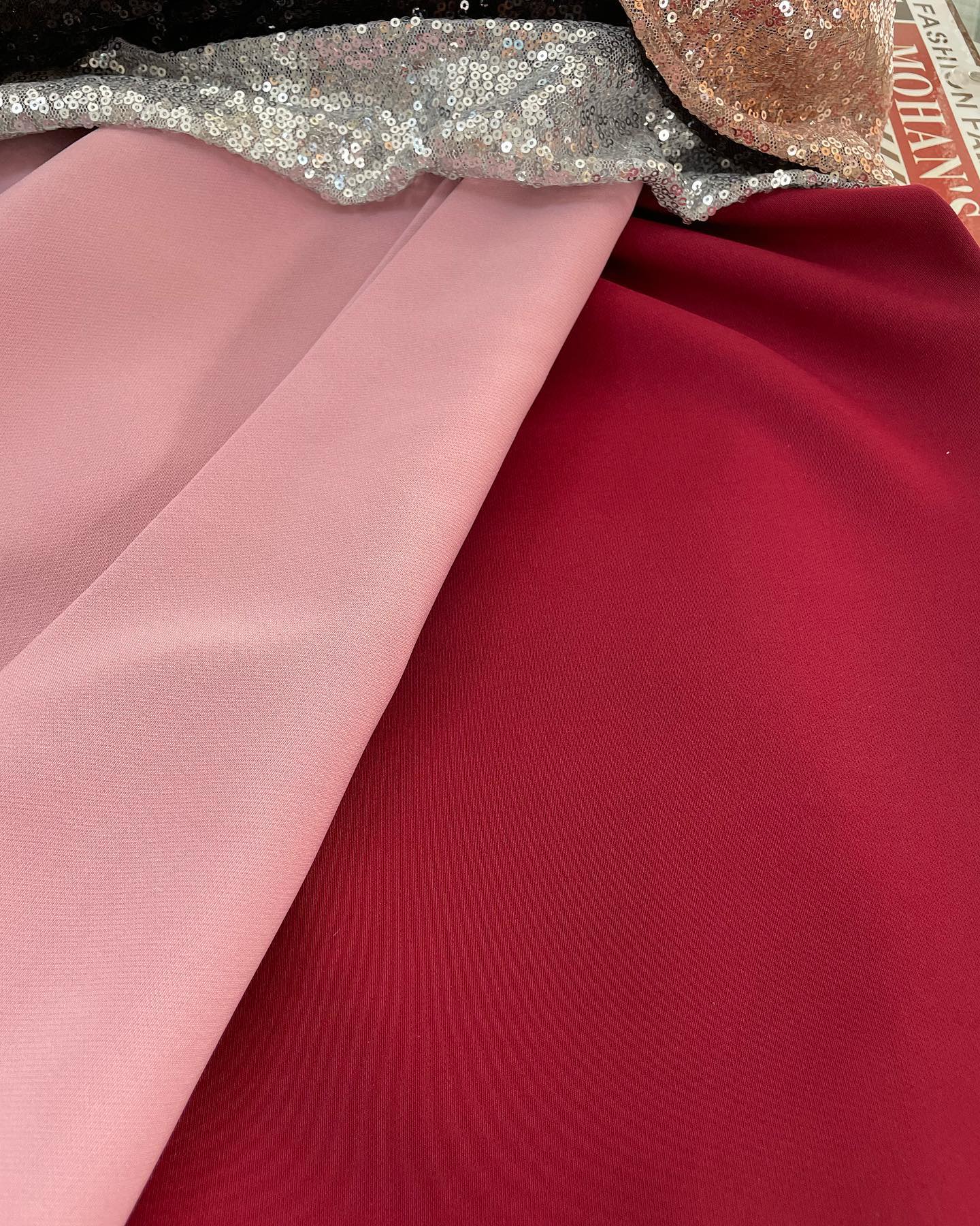 Crepe,Chiffon,Satin,Spangle,
Jersey,Jacquard …& many more to suit your style and purpose…
.
.
.
.
#dubaifashion #dubaifabrics#dubaiwholesaler#dubaiabaya #abayafashions#abudhabhiretail #sheerfabric #plainfabrics#eventfabrics 📲📞050-6454762 04-3536191