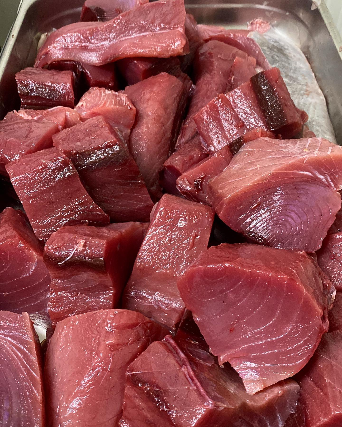 Temporada de atun aleta amarilla de calidad AAA🐠 @pescandopacifico
#restaurantecali #fresco #foodart #sustainablefish #atun #tuna #pescaresponsable #pacifico #foodporn #rawfood #rawbar #tapasbar #cebiche #atunalgrill #food #fresh #organicfood #colombia #pacifico #cali #foodphotography #foodlover #atunfresco #peruvianfood #foodlover #gastroart #foodblogger #fitfood #fit