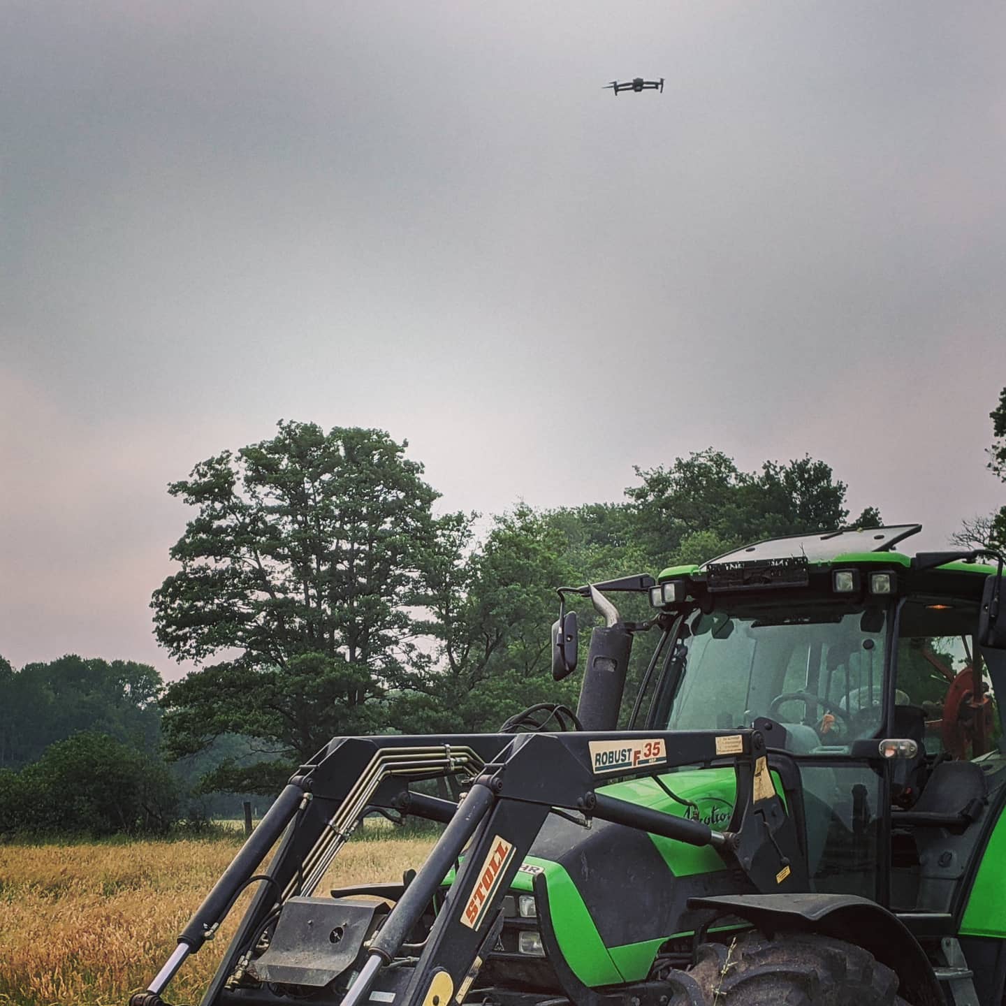 Teamwork am frühen Morgen. Die #mavic2enterpriseadvanced im Landeanflug und die Mahd kann direkt beginnen. Rehkitzrettung funktioniert nur, wenn alle Hand in Hand mitarbeiten!
#rehkitzsaison #rehkitzsuche2021 #rehkitzsuchehannover #rehkitzrettunghannover #rehkitzrettunglangenhagen #rehkitzrettung #regionhanover #hannover #isernhsgen #dji #Wärmebilddrohnen #landwirtschaft #wildtierrettung #wildtiere