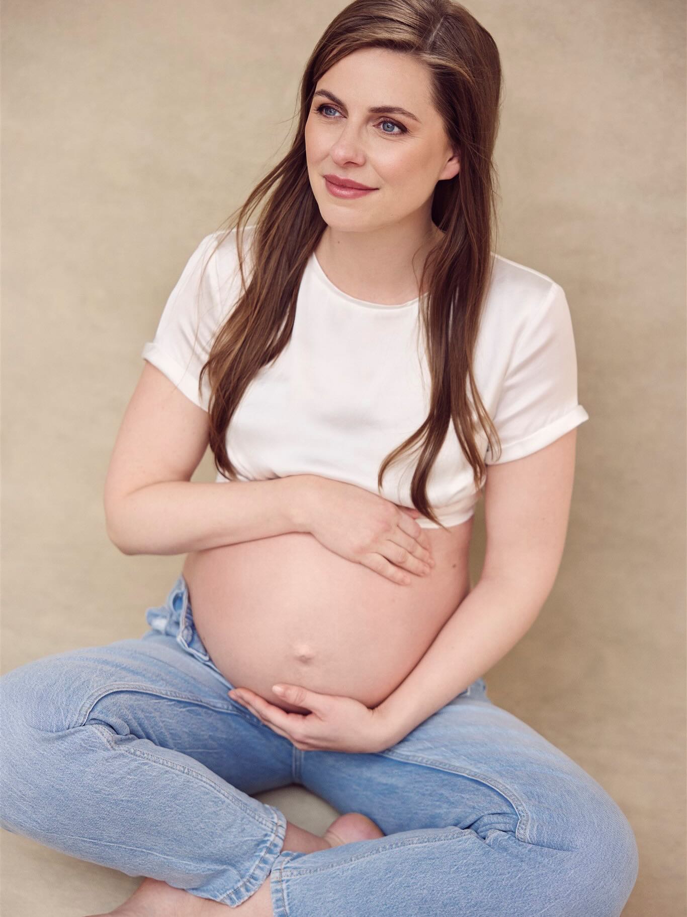 Het leuke aan een fotosessie in de studio? Je kan variëren in outfits, achtergronden en licht 💃🏻
Op die manier kunnen we heel verschillende soorten foto’s maken met telkens een andere sfeer. We kunnen ook afwisselen tussen gestyleerde en meer natuurlijke portretten.
Heb jij al eens nagedacht over wat voor stijl je aanspreekt voor jouw foto’s?
#zwangerschapsfotos #zwangerschapsshoot #zwangerschapsoutfits #zwangerschapsfotosessie #fotosessieleuven #leuven #fotograafleuven