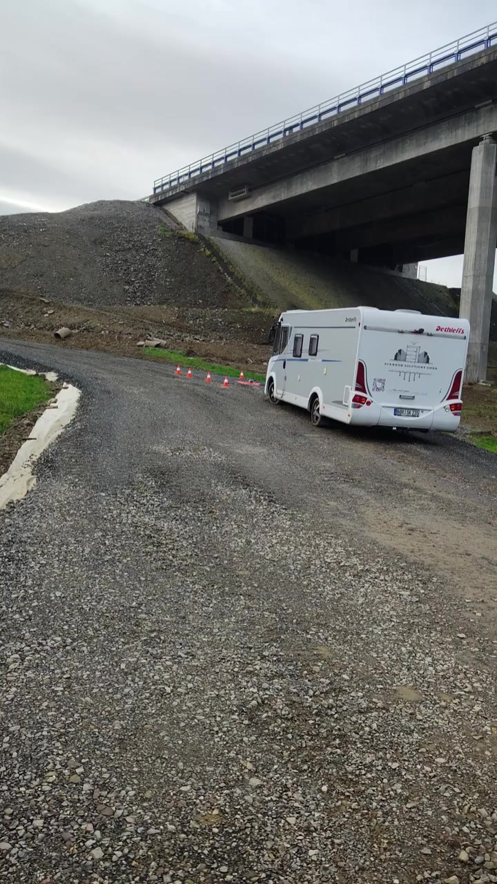 Ein neues Projekt wurde erfolgreich abgeschlossen.
Aufgabenstellung war, eine Autobahnbrücke zu befliegen und Photogrammetrisch gänzlich zu erfassen.
Dier erforderte ein hohes Maß an Bildaufnahmen, Nachbearbeitung und natürlich vorab auch Flugplanung.
Im weiteren Verlauf werden nach und nach Videos zu diesem Thema veröffentlicht. Ich nehme Sie Schritt für Schritt mit durch das Projekt.
Weitere Zielsetzung war es, die Betonmassen zu ermitteln um für das Abbruchunternehmen eine Planungsgrundlage zu haben.
Jetzt allerdings stelle ich erst einmal das Projekt und die Örtlichkeit als Solches vor.
Ich bedanke mich daher bei der 𝗙𝗶𝗿𝗺𝗮 𝗟𝗮𝗮𝗿𝗮𝗸𝗸𝗲𝗿𝘀 für das entgegen gebrachte Vertrauen und freue mich jetzt schon auf weitere spannende Projekte.