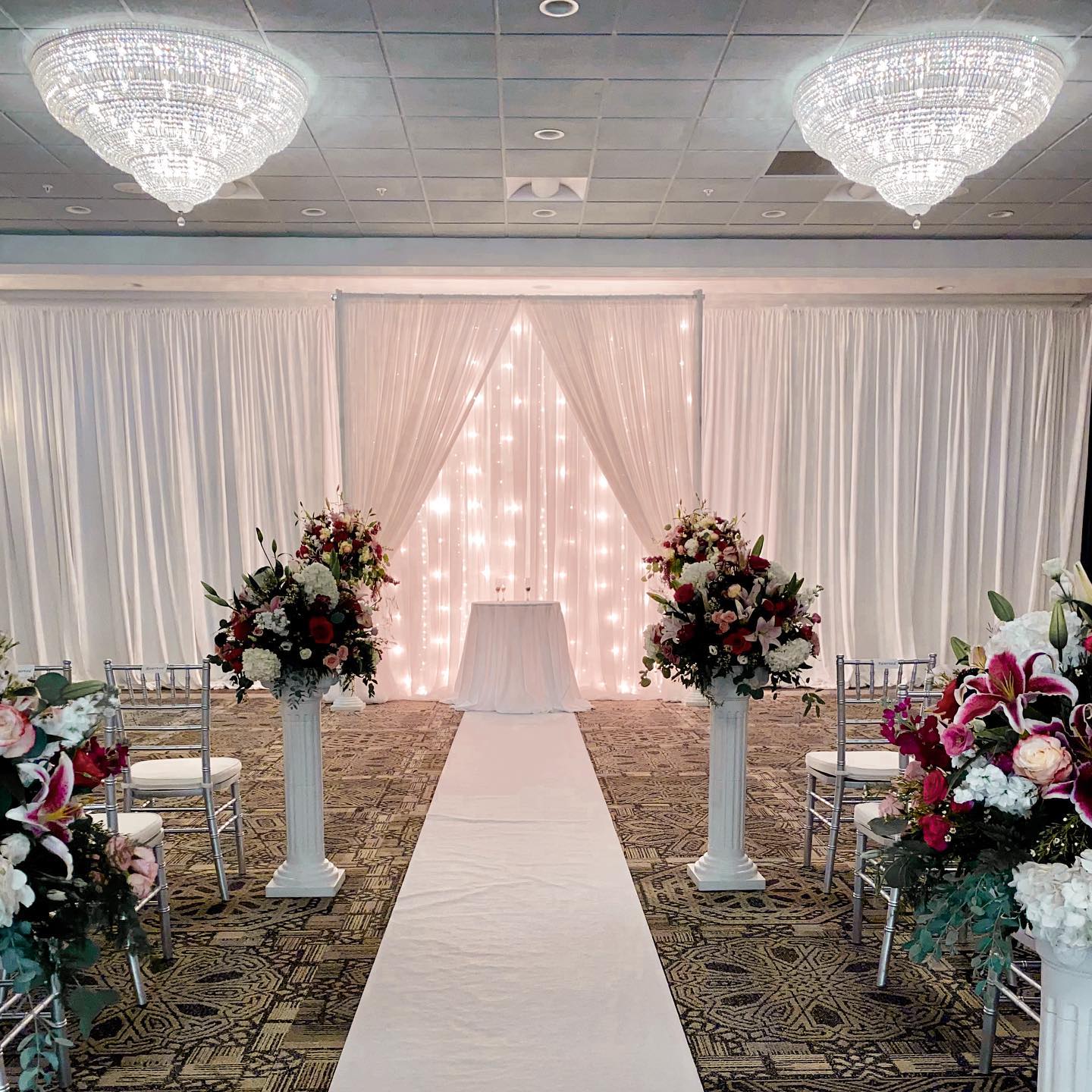 look at this romantic ceremony setup in our ballroom! 😍🤍
.
.
.
Floral : @fairytale_florist
Decor: @fineaffairs
#saratogabrides #upstatenywedding #saratoga #bridal