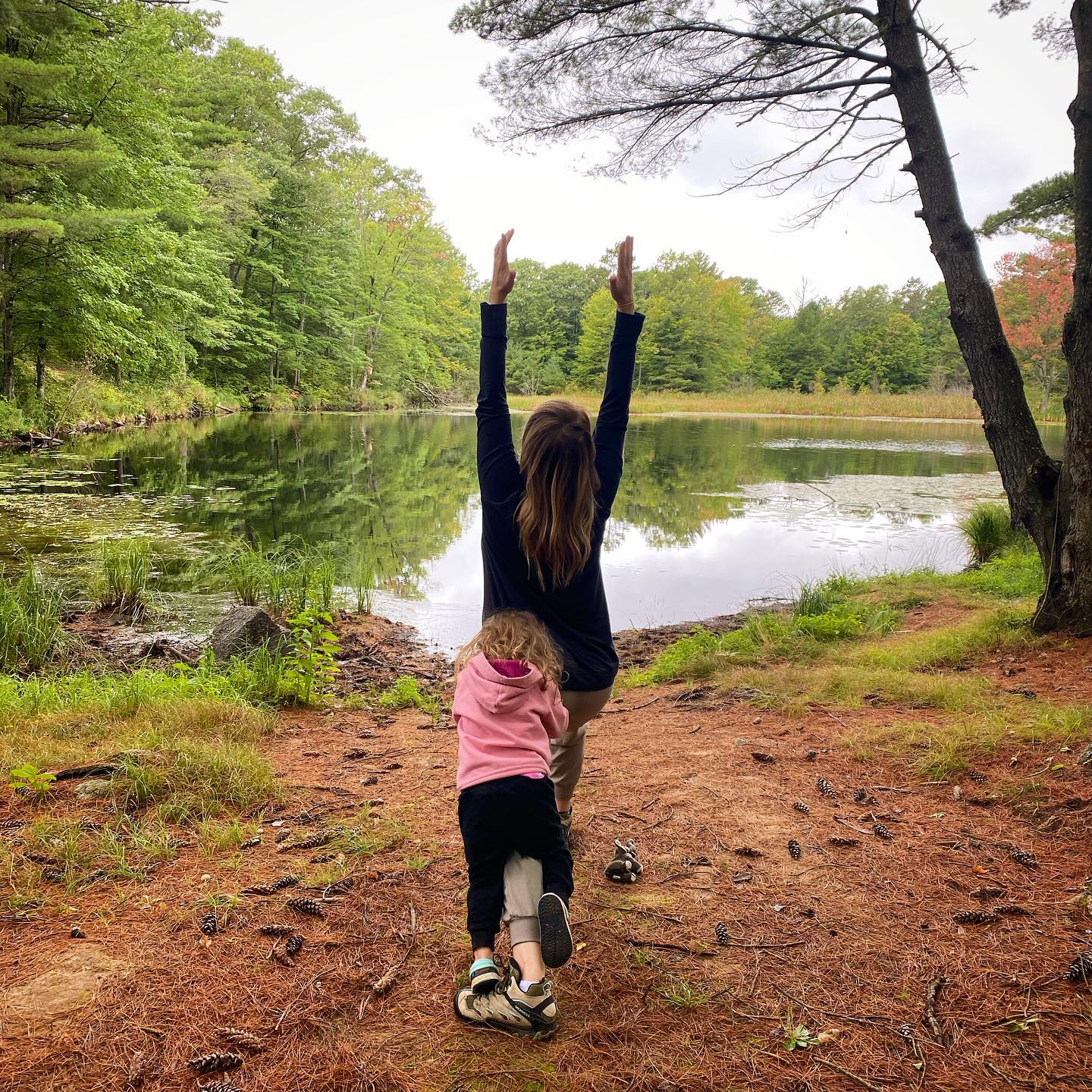 Yoga by the lake, mom style 🧘🏼♀️😅🌲#northwoodsmoms #outdooryoga #mommyandme #whatpersonalspace
