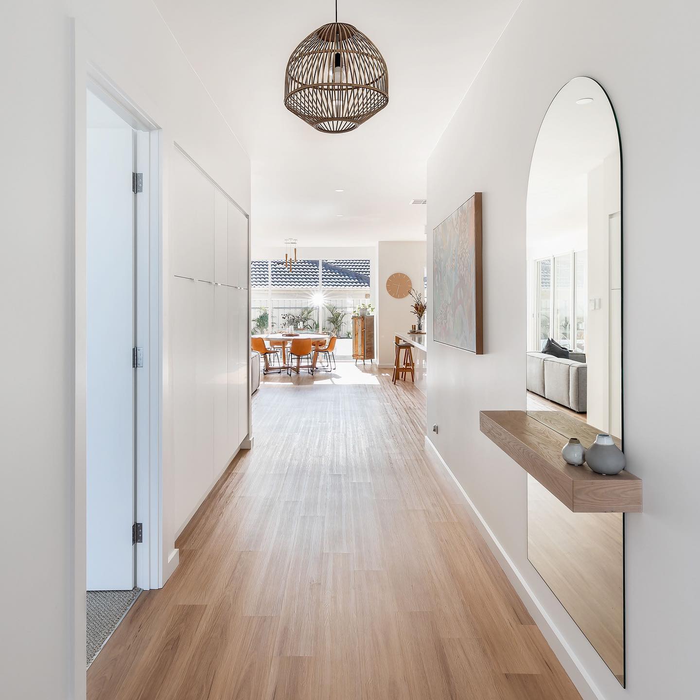 Welcome home! Imagine the day you open the door to your new home. Whether you’re thinking of entering the market for the first time, up-sizing or down-sizing: we’re here to help!
Photo @artdepartmentstyling
via @custombuiltnewhomes ✨
#hallway #newhomes #interiorstyling #adelaideproperty
