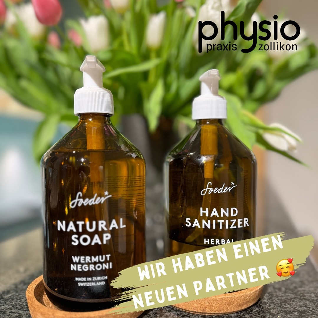 Gute Hautpflegeprodukte 🫧sind für uns, als unser täglicher Begleiter im Arbeitsalltag, für unsere Patienten 👫🏻 UND für unseren Planeten 🌍🌱 ein grosses Anliegen.
Deshalb freuen wir uns euch unseren neuen Partner @soeder.naturalcare vorstellen zu dürfen 🤩🥳
Was uns an den Produkten von @soeder.naturalcare so gefällt:
Die Naturseifen und Sanitizer vereinen beste und gut riechende Pflege mit Inhaltsstoffen welche zu 100 % natürlichen Ursprungs und zu 100% biologisch abbaubar sind.
Nachhaltigkeit bei der Produktion und dem Verkauf steht für das Unternehmen Soeder mit an oberster Stelle. Die Naturprodukte werden regional hier in Zürich hergestellt und sind somit swiss made. Die Verpackungen sind aus Glas oder zu 60 % aus recyceltem Meeresmaterial. Zudem können die Produkte so oft wie nötig an einer der 130 Nachfüllstationen aufgefüllt werden.
*Werbung*
#soedersoap #soedersoapfactory #soedernaturalcare #environment #circular #truesoap #swissmade #biodegrable #sustainability #soap #sanitizer #regional #physiopraxiszollikon #team #health #physiotherapie #physio #physiotherapy #gesundheit #sport #training #fitness #therapie #rehabilitation #physiotherapeut #physiolife #bewegung #moveyourbody #zollikon #zürich
