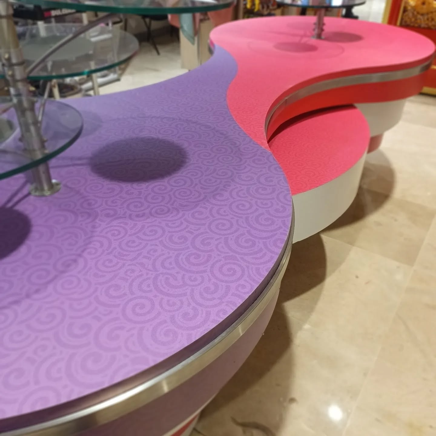 Mesas forradas con vinil y Floor Graphics
#imprenta #impresión #vinil #publicidad