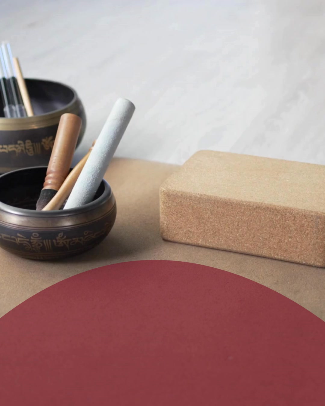 ✨ NEU im Yogaraum: Yoga & Sound ✨
🙏Nada Brahma – die Welt ist Klang. Alles schwingt. Alles ist Frequenz. Auch wir.
👉Ab 29. Januar laden wir dich einmal im Monat, donnerstags ab 19:00 Uhr, zu einer besonderen Praxis ein: Yoga & Sound mit Nadine
🧘♀️ Was dich erwartet:
Ein fließender Vinyasa Flow mit Fokus auf Atem, getragen von live gespielten Klängen Tibetischer und Kristallklangschalen und anderen klangvollen Instrumenten. Bewegung und Klang verschmelzen zu einer bewegten Meditation, die dich aus dem Denken ins Spüren führt.
✨ Der Abend fließt sanft weiter in…
• ein tief entspannendes Soundbath oder eine Klangmeditation
• Momente bewusster Stille & Integration
• Raum zum Nachspüren, Loslassen und Sein
🔬 Warum Yoga & Klang so tief wirken
Klang arbeitet auf mehreren Ebenen gleichzeitig:
• beruhigt das Nervensystem
• unterstützt Stressabbau & Regeneration
• fördert Körperwahrnehmung & innere Balance
• kann Spannungen auf körperlicher & emotionaler Ebene lösen
🙏In Kombination mit bewusster Bewegung und Atem entsteht ein Raum, in dem Entschleunigung ganz natürlich geschieht.
📍 Yoga & Sound
🗓 ab 29. Januar | monatlich
⏰ donnerstags | 19:00 Uhr
📍 Yogaraum Ravensburg
🎶Ein Abend für alle, die Yoga nicht nur üben, sondern erleben möchten – getragen von Klang, Atem und Stille.
#yogaraumravensburg #yogaundsound #nadaBrahma #klangyoga #soundbath
#vinyasaflow #achtsamkeit #entspannung #nervensystemregulation
#klangmeditation #yogainravensburg #stressreduktion #Klangmeditation #soundbath #soundhealingravensburg #soundhealing #soundhealingmeditation #soundhealingmeditation🙏🏼✨💫🎼