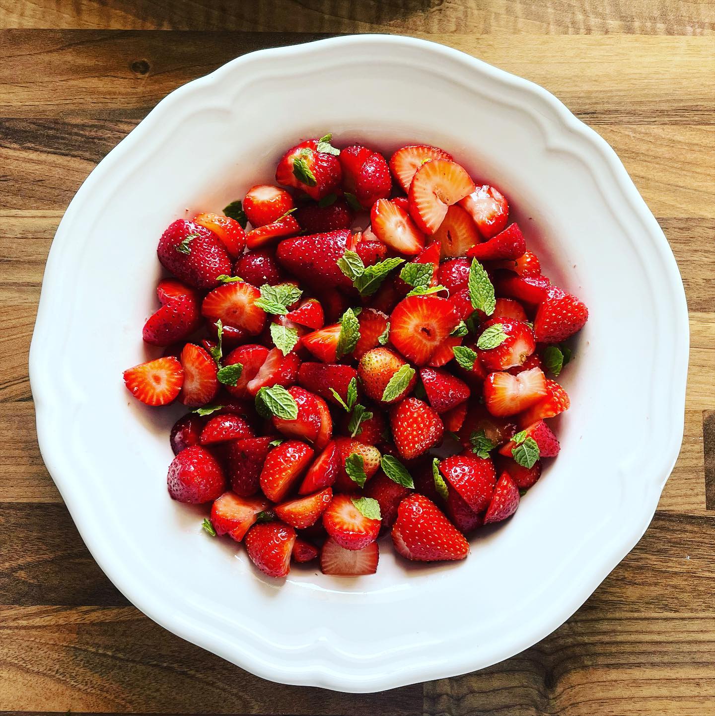 Strawberry Day🍓🍓🍓A match made in heaven: Strawberries and Mint: mix with a spoonful of sugar and leave to macerate in the fridge for a couple of hours (or until you can resist them no more) #strawberries #mint #thesimplestthingsarethebest #whenincalabria #fruitsofcalabria #localproduce #calabria #vegan #plantbased