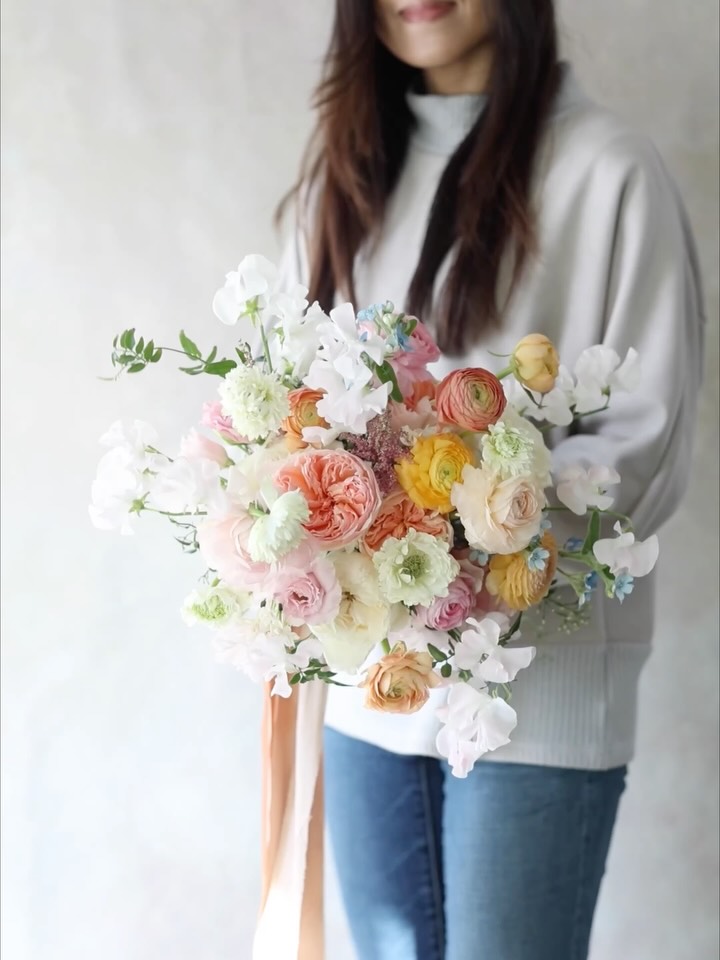 I’m always inspired by nature, and being surrounded by it feels most comforting to me. Because of that, I naturally gravitate toward a garden-inspired style, mixing different textures and colors 🌿
I’ve shared my 25 favorite flowers that help my bouquets feel softer and more flowing in both my newsletter and on the blog. If you’re curious about the types of flowers I love to use to give bouquets gentle movement, I’d love for you to take a look if you’re curious 🤍😊
.
.
.
.
.
#stemslider #stemsliderbouquet #handsfreebouquet #weddingbouquets #bridalbouquets