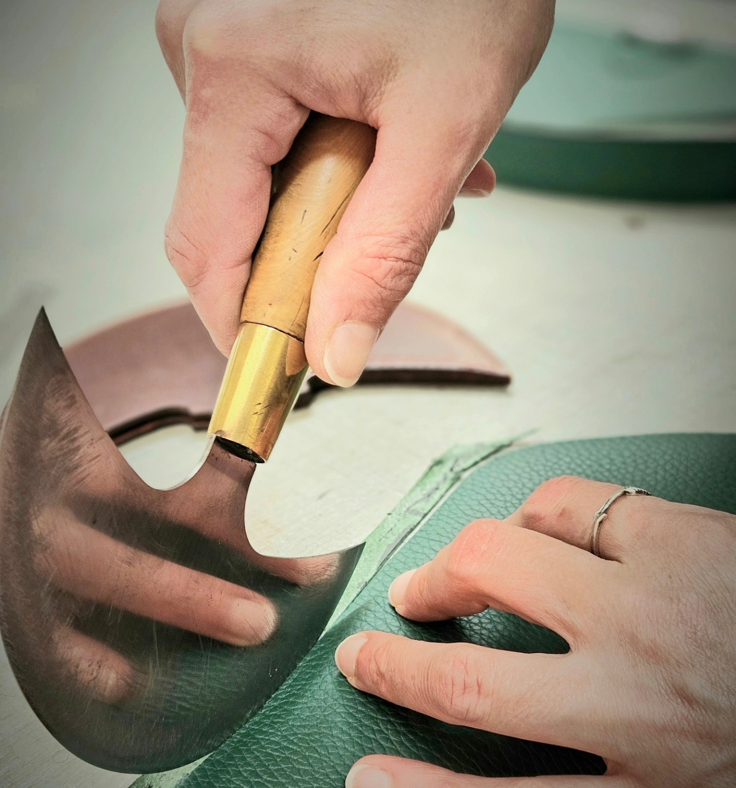 La précision d'un geste minutieux...
#prouesbydavidhanna #savoirfaire #artisan #mof #savoirfaireartisanal #madeinfrance #maroquineriefrancaise #cuir #savoirfairefrancais #précision #coupe #leather #leatherbag a