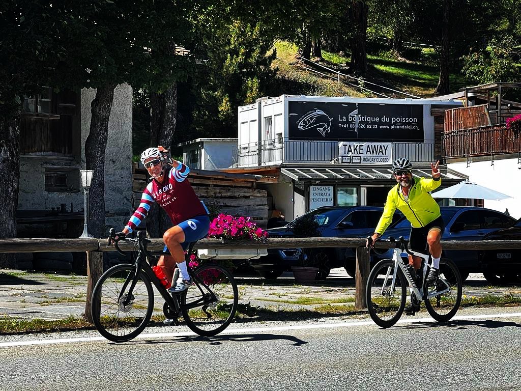 Malojata top!
Evviva!
#lakecomomotorbike #passodelmaloja #engadin #cycling #passioneciclismo #salitalenta #ciclistipercaso