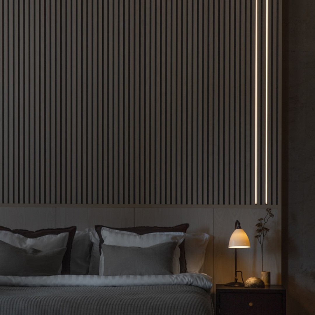 Transforma tu dormitorio en un oasis de elegancia y confort. 🌙
Nuestro panel acústico de fresno blanco, combinado con una iluminación LED, crea una atmósfera cálida y relajante perfecta para descansar. Porque los detalles importan.
#DiseñoDeInteriores #PanelesAcústicos #FresnoBlanco #DetallesQueInspiran #DecoraciónDeDormitorios #woodonwallspain
Turn your bedroom into an oasis of elegance and comfort. 🌙
Our white ash acoustic panel, paired with LED lighting, sets a warm and relaxing mood perfect for unwinding. Because details matter.
#InteriorDesign #AcousticPanels #WhiteAsh #DetailsThatInspire #BedroomDecor #WoodOnWallspain