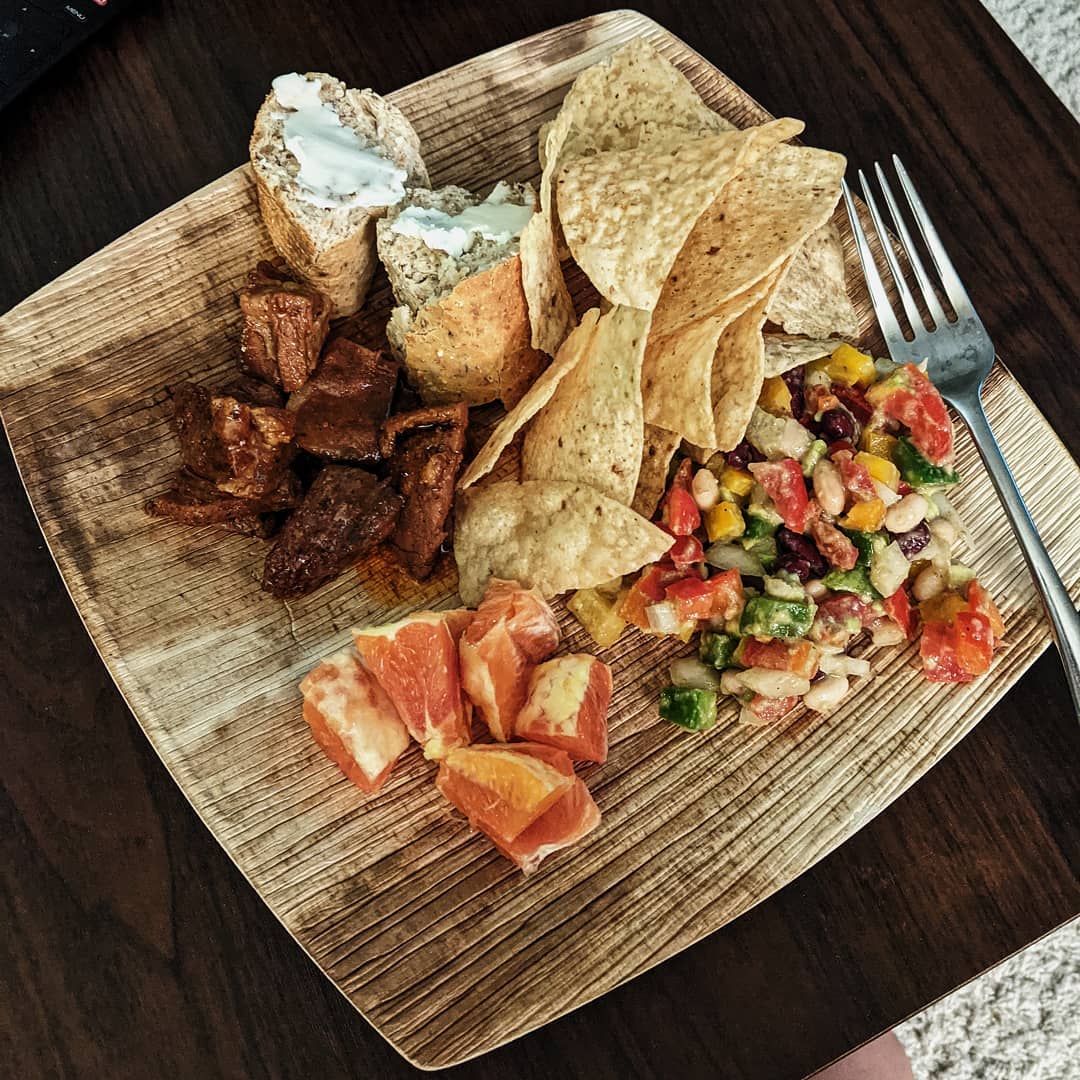 Superbowl SCHNACKS!! 🏈
Slow cooker pork burnt ends and bread and butter 😋 ..... but also peep that half plate fruit and veggies.
Balance can keep you from overeating and waking up the next day feeling bloated and tired. Still enjoy your faves, but pair it with high fiber nutritious foods to keep you feeling 👌