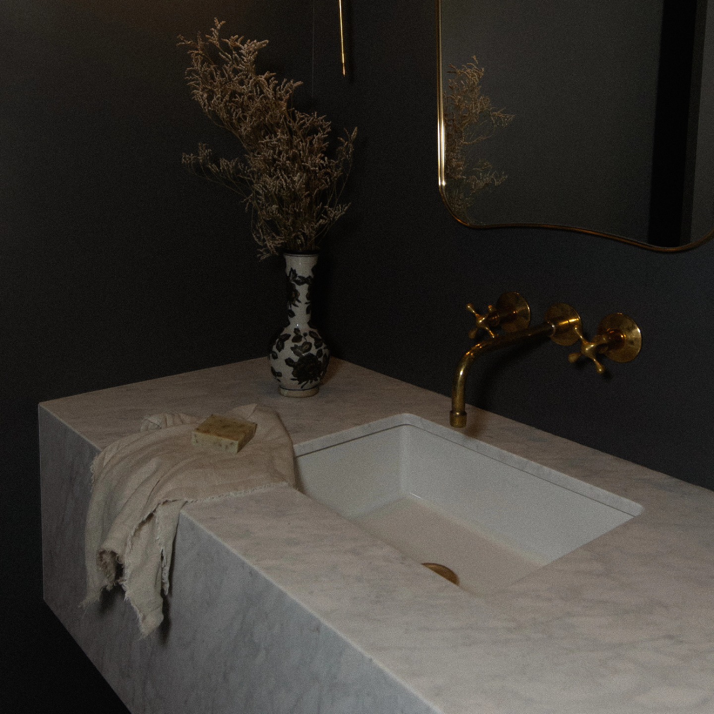 Feeling so refreshed and inspired moving into the new year. I hope you all had some slow time over the holiday to reflect on all the things 2024 was for you both good and hard and dream of all the things 2025 could possibly hold! Happy New Year friends!
Design @cassieklassenhome
Photos @katieskinner.interiors