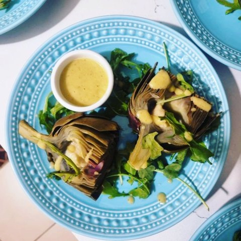 עונת הארטישוק בעיצומה ואני ממהרת לנצל אותה, כי יש תחתיות ארטישוק קפואות ויש ארטישוק טרי, וזה ממש לא אותו הדבר.
אנשים רבים, וגם אני ביניהם בעבר, מסתייגים מטיפול בארטישוק טרי ובעיקר נרתעים מהקילוף.
ובכל זאת, עם השנים התמכרתי אליו, לארטישוק, שהוא גם טעים כל כך, וגם סופר-אלגנטי, וגם עמוס ביתרונות בריאותיים.
אז איך בכל זאת מתמודדים עם כל העסק הזה, שנקרא ארטישוק?
מתחילים במתכון כמו זה, שדורש טיפול ממש מינימלי בארטישוק, ופשוט מתמסרים.
המתכון המלא בבלוג #רוקחתהחלומות
קישור לבלוג >>> https://www.sharonsaar.co.il/
#ארטישוק