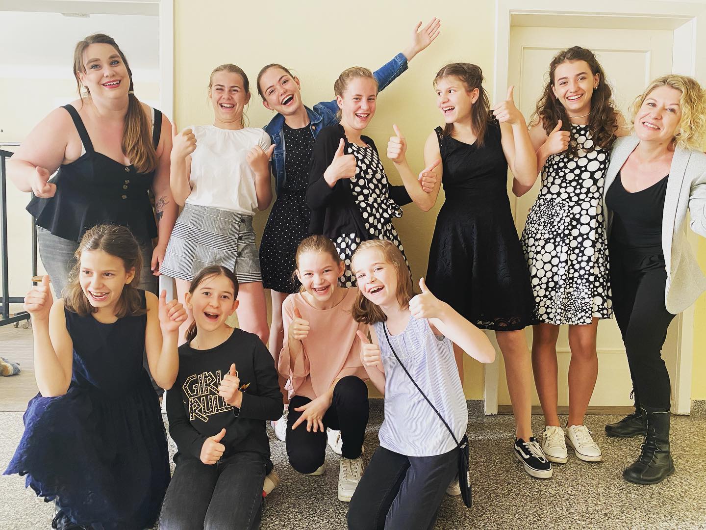 We did it! 🎉😅
Die Premiere ist mehr als erfolgreich verlaufen und ein großes Shout Out geht raus an Rebecca @beccii.muffin und Martina @martinaauer410 die so eine tolle Performance mit den Mädels erarbeitet haben! Danke für eure Zeit, euer Engagement und euer Herzblut ♥️🎭♥️
#theater #kindertheater #jugendtheater #theaterpädagogik #mitherzdabei