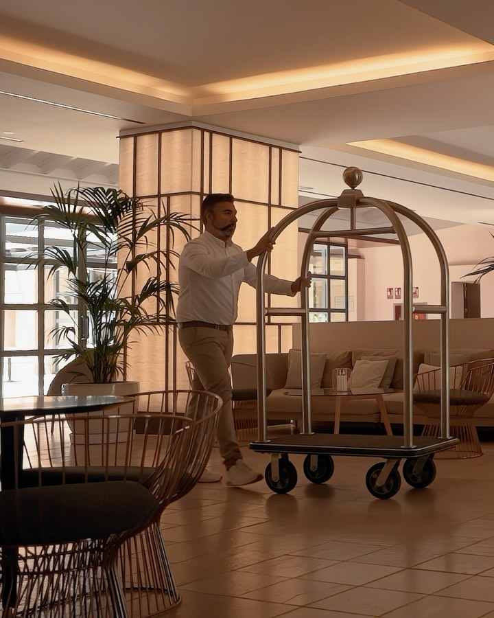 Tu refugio para el invierno.
Luz suave, tonos cálidos y un ritmo que invita a bajar pulsaciones. El hall que acoge, la recepción que cuida cada detalle, Nuba para saborear sin prisa y la zona wellness para soltar tensiones. Cuando fuera todo va rápido, aquí el tiempo se ordena.
Reserva tu escapada de invierno y hazla tuya.
DoubleTree by Hilton Islantilla · +34 959 204 500
#DoubleTreeByHilton #Islantilla #RefugioDeInvierno #Wellness #CostaDeHuelva