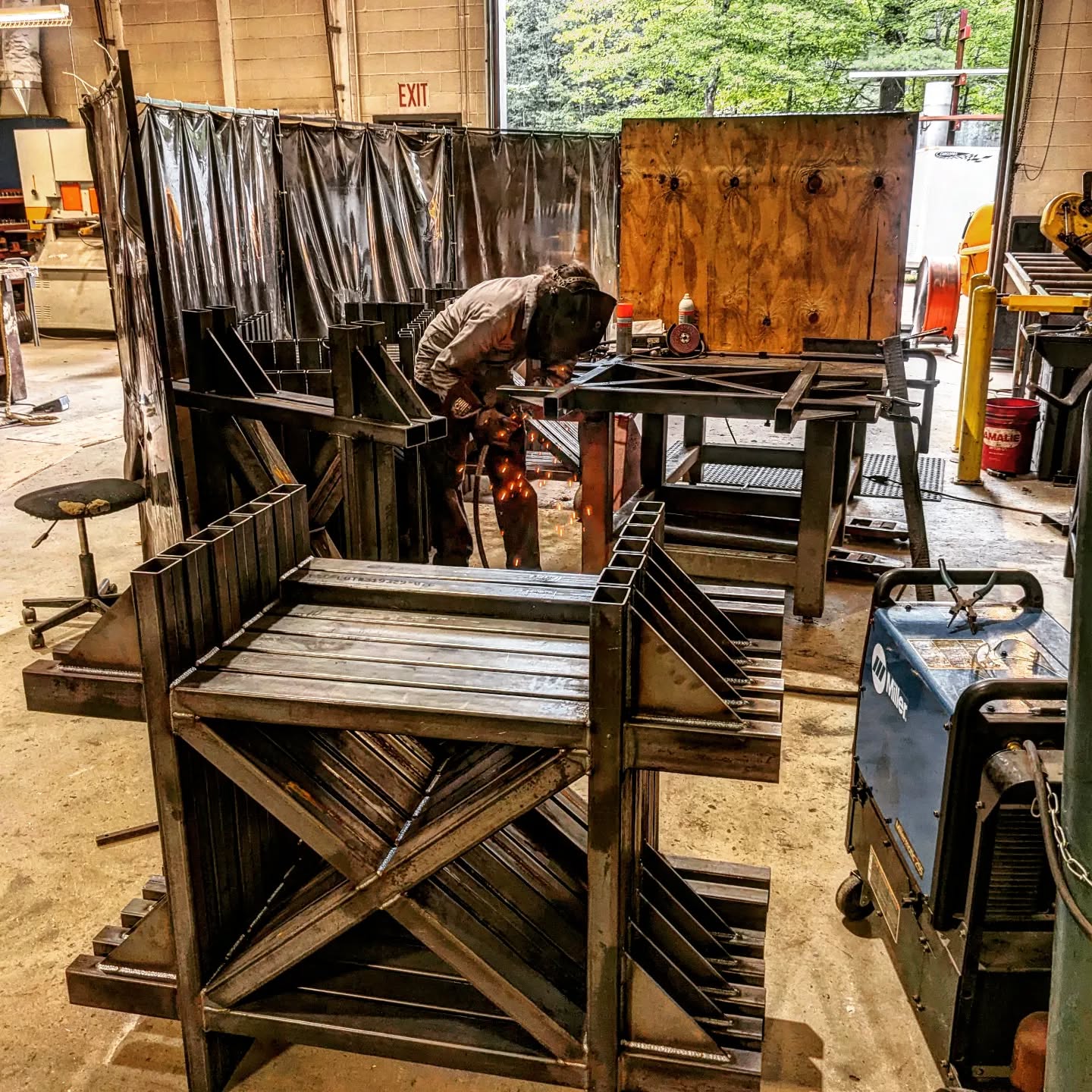Just give her a trusty @miller_welders millermatic 255 and Danielle will stack dimes all day!
#millermatic255 #millerwelders #metalfabrication #welding #welder #weldtube #weldlife #fabrication #weldeverydamnday #customfabrication #stackingdimes #femalewelder