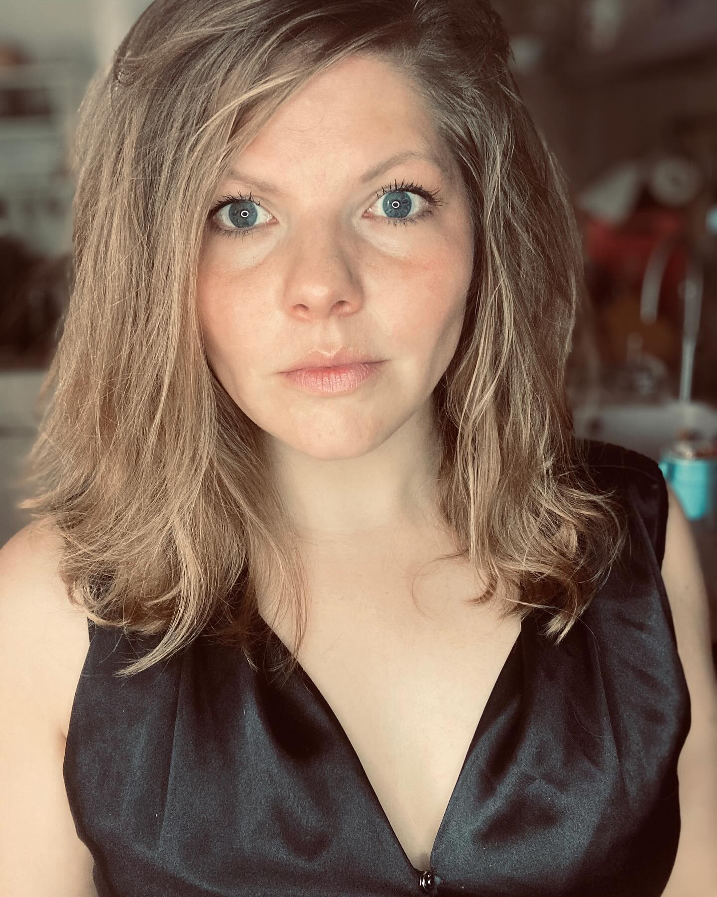 Echte schoonheid is niet anderen willen imiteren, en bewust zijn van vrijheid. Echte schoonheid betekent bevrijding van de schoonheidsmythe, waarbij de media definiëren wat schoonheid is en de vrouw ervan weerhouden echt van haar zelf te houden.
Je schoonheid wordt niet alleen gevormd door je uiterlijk. Hoe jij naar jezelf kijkt, wat jij tegen haar zegt, hoe jij haar voedt. En aangezien lichaam en geest een eenheid vormen is het belangrijk beide de juiste aandacht te geven. Bij innerlijke balans kan jouw uiterlijke vorm dan niet achterblijven.
The skin glow we all want!
Wees authentiek, draag je imperfecties als perfecties dat maakt je uniek!
Liefs Marlie
#authenticbeauty #naturalbeauty #beyoutiful