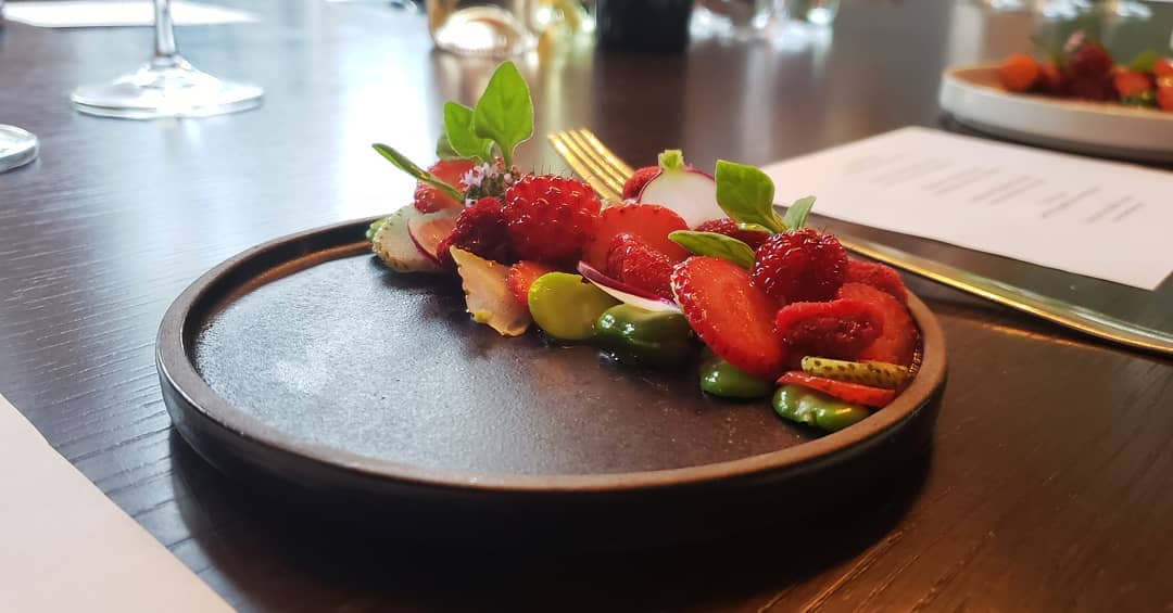 First Course 🍓
Green & red strawberries, fava beans, foraged salmon berries, thimble berries, sorrel jus
.
.
.
.
.
.
#chefsofvancouver #catering #foodphotography