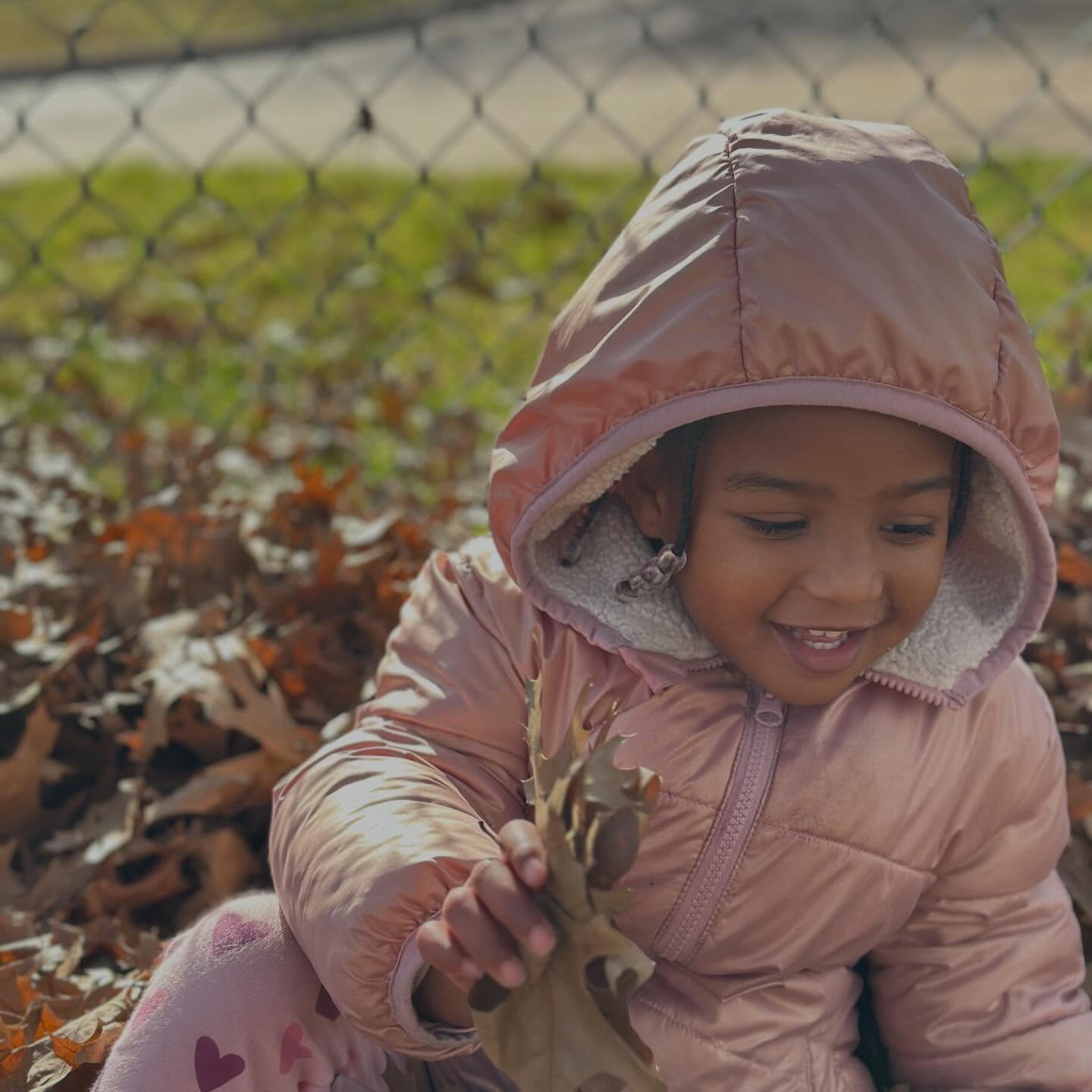Where play meets learning: Exploring Seasons and Weather with fall leaves 🍂🍁
.
.
.
#outdoorlearning #natureexplorer #learnthroughplay #seasonschange #weather