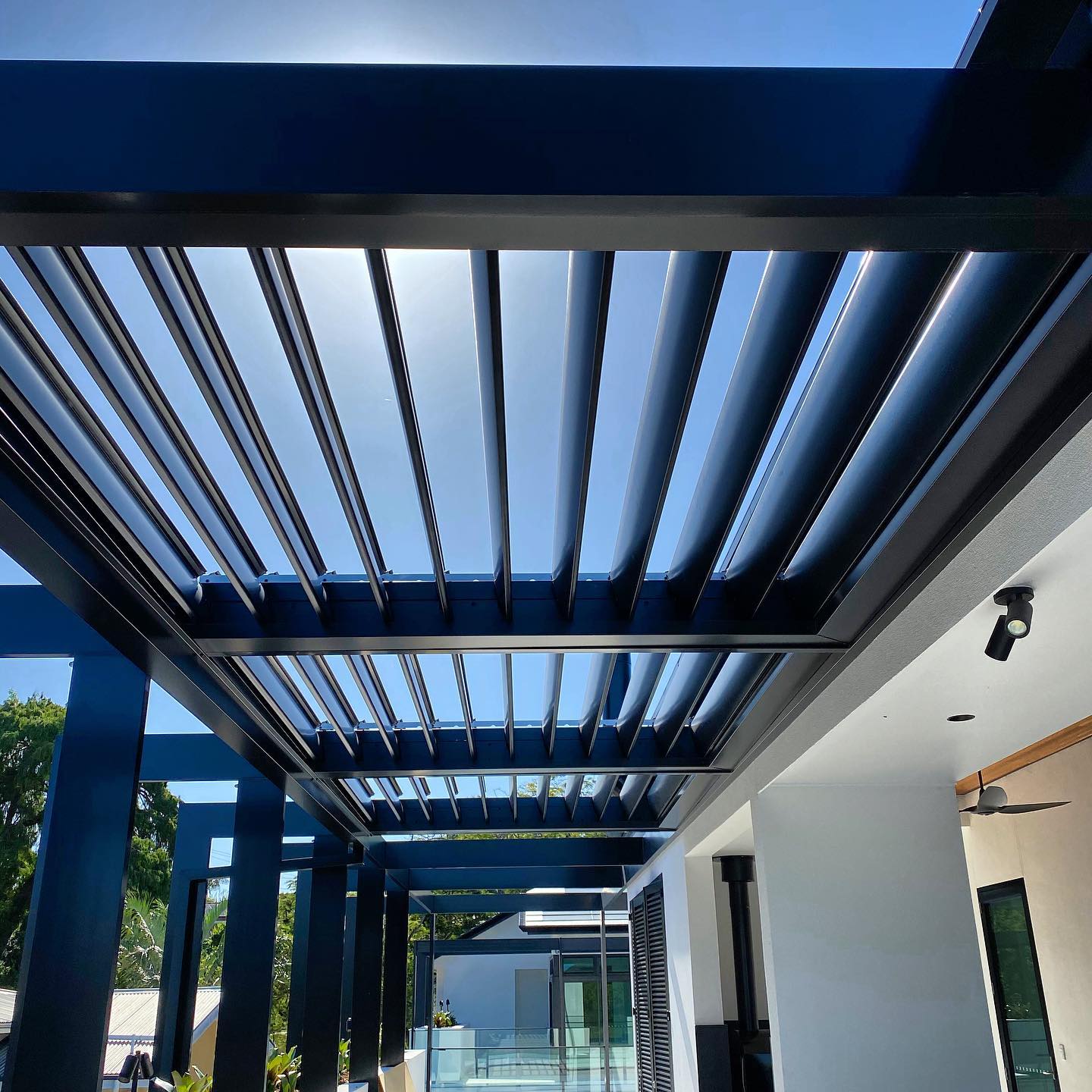 Vergola Brisbane business as usual. Manufactured in Australia (Queensland). Send your photos, sketches or plans to improve your patio. #vergolabrisbane #vergolaopeningroof #spaceconstructions