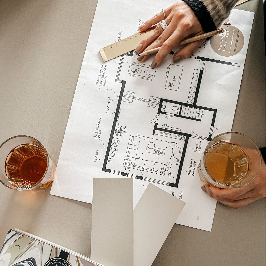 Heb jij plannen voor nieuwbouw of een verbouwing? Of wil je weten wat er mogelijk is voor een metamorfose in jouw huidige huis?
Ervaar je onrust omdat er veel vragen en keuzes op je pad komen en het overzicht daardoor kwijt bent. Raak je onzeker en gek van al die vragen en meningen van anderen?
Kijk niet langer naar obstakels in het proces of excuses die je jezelf geeft om het niet te doen.
En kijk naar wat je WEL kan bereiken!
JOUW DROOMINTERIEUR WAARIN JE THUIS EN GELUKKIG VOELT
KRIJG MOGELIJKHEDEN AANGEREIKT IN BEELD
HOUVAST DOOR EEN DUIDELIJK EN OVERZICHTELIJK PLAN
MEER TIJD VOOR ANDEREN DINGEN WAAR JE BETER IN BENT
JE DOET HET IN 1X GOED
PLEZIER IN HET PROCES
Wees niet bang om hulp te vragen aan iemand die met je mee kijkt en je het vertrouwen terug geeft.
Zeg JA tegen bovenstaande!