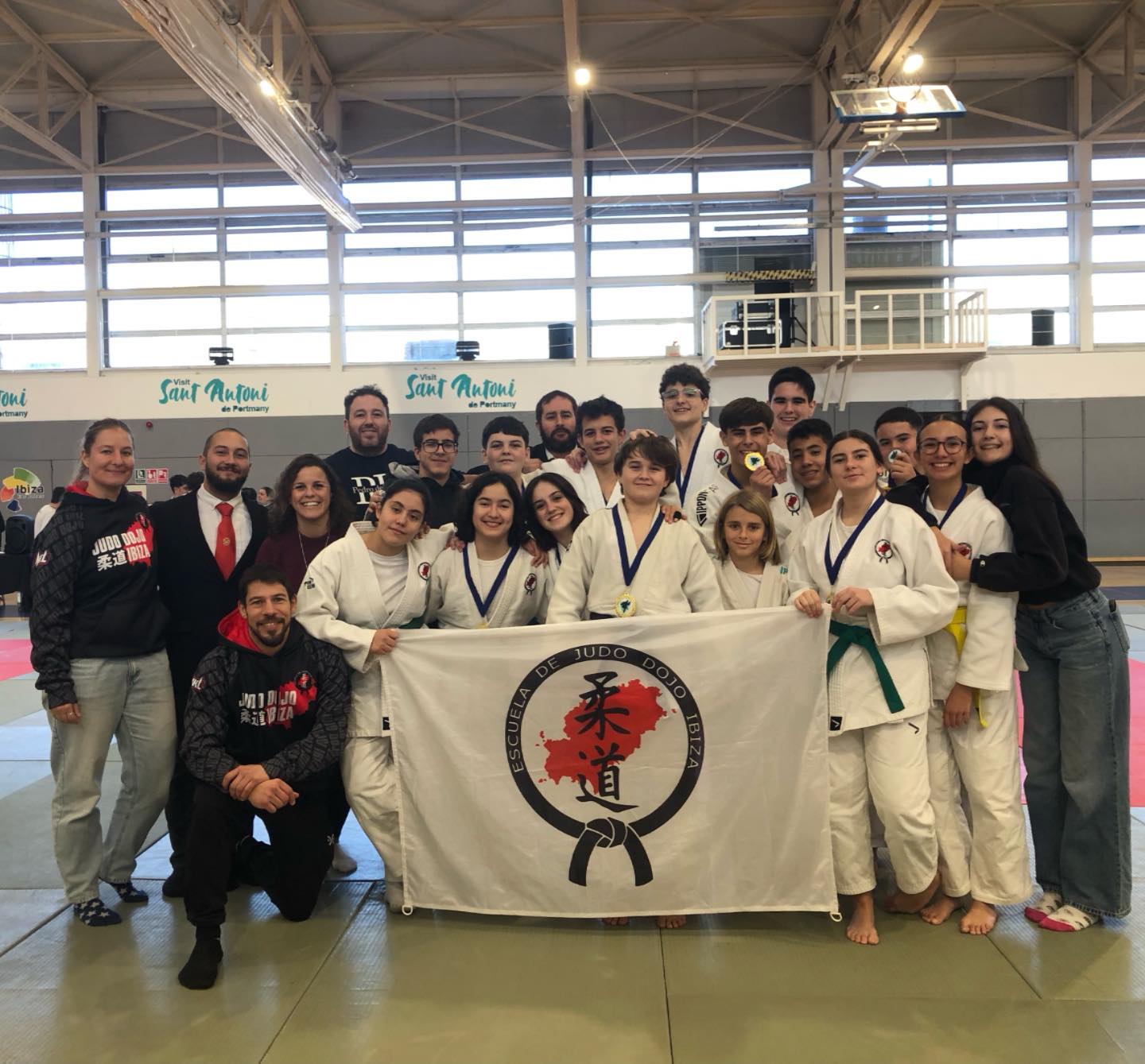 Hoy se ha celebrado el 4º control escolar en Sant Antoni. El último antes de la final insular. Última prueba aprobada con nota. Gran trabajo de todo el equipo! 7 primeros de 10 posibles. Además de dos nuevos cronos (Gonzalo y Toni) y un nuevo árbitro autonómico (Bruno) en los exámenes que han tenido lugar en la misma jornada.
Oros 🥇
Lucia
Tanit
Leonora
Diego
Alai
Pep
Toni
Platas 🥈
Marc
Joan
Bronces 🥉
Nadia
Carlos
Pablo
Chocolate 🍫
Mohamed
Sara no ha podido competir ya que sigue recuperándose. Animo!! 💪🏼
Gracias a todos los que han participado en la competición arbitrando y en la organización (Rodrigo, Bruno, Gonzalo, Toni, Ingrid, Izan…)
Y a tod@s los que habéis venido a animar y apoyar al equipo (Vane, Fanny, Carla) y a todos los familiares por vuestro apoyo
Enhorabuena a todo el equipo, estamos en el camino correcto y conseguiremos mejorar poquito a poco, como un equipo, aportando cada uno su granito de arena, como un club, como una familia!
@catiana_fuster_eivissa
@eivissaesports
@ajeivissa
@consell_eivissa