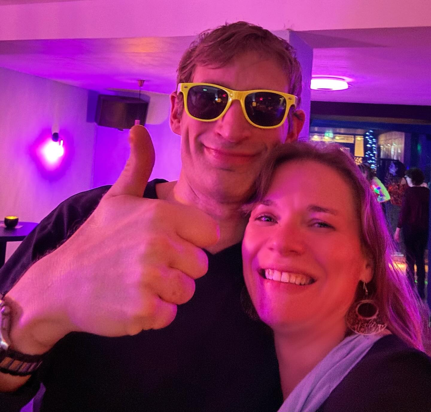 📣 NOUVEAU AU CANOTIER — L’ESPRIT CÉLÉBRATION 🎉
On nous demandait déjà d’organiser des anniversaires, lendemains de mariage, repas d’équipe, soirées d’amis…
Alors nous en avons fait une vraie offre : L’Esprit Célébration.
Aurillac a désormais son lieu pour célébrer — de 10 à 200 personnes.
🎯 Ici, tout est déjà prêt :
→ le lieu 🏛
→ le son 🔊
→ la lumière 💡
→ le bar & les boissons 🍸
→ la nourriture 🍽
→ le staff & la logistique 🛎
Vous avez juste à arriver.
🎁 Et pour aller plus loin :
✔ DJ / playlist personnalisée
✔ Photobooth
✔ Décors (ballons, fleurs, scénographie)
✔ Forfaits boissons
✔ Gâteaux & douceurs
✔ Service au plateau / à table
✔ Accueil & coordination
✔ Mise en place & rangement
✔ Privatisation totale ou partielle
Sans rien à gérer.
Sans vaisselle ni rangement
0 stress.
📬 Brochure “ESPRIT CÉLÉBRATION” sur simple MP
(date + nb de personnes)