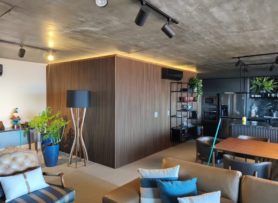 Mais um ambiente moderno, alto astral e super funcional passando por aqui!! A Composição de ripados que deram um charme todo especial para esse lar !!
#design #designdeinteriores #moveis #office
#projetosobmedida #moveissobmedida #ripadodemadeira #ripados