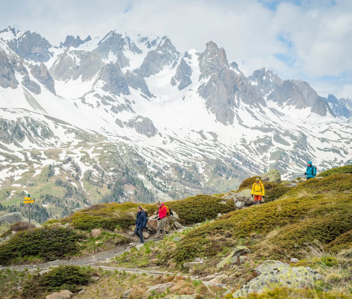 🌍🎉 International Mountain Day – Kom met ons de bergen in! 🏞️
Vandaag vieren we de kracht, rust en schoonheid van de bergen! 🌄
Wat is er beter dan samen met gelijkgestemden de stilte en ruimte van de bergen te gebruiken om dichter bij jezelf te komen?
Volgend jaar staan er weer unieke Passagetochten op de agenda en jij kunt erbij zijn! 🤗
📅 Data van de tochten voor 2025:
17 mei 2025 - 24 mei 2025
28 juni 2025 - 5 juli 2025
23 augustus 2025 - 30 augustus 2025
18 oktober 2025 - 25 oktober 2025
Twijfel je nog of zo'n tocht wel iets voor jou is? Weet je niet goed wat je kan verwachten? Wil je graag wat extra informatie over de tochten?
Plan een gratis en vrijblijvend kennismakingsgesprek via de website www.passagetochten.fr én Karlien neemt met veel plezier de tijd om je wat meer info te geven en je vragen te beantwoorden.
Grijp deze kans om samen met ons de bergen én jezelf op een heel nieuwe manier te ontdekken! 🌱
Veel liefs,
Het Passage-team
❤️🔥
📸 Bedankt @studiomonte voor dit prachtige beeld.
#Passagetocht #MountainDay #BergenVerkennen #Outdoortherapie #Reisnaarjezelf #Bergwandelen #psychologen #groepsdynamisch #Tochten2025