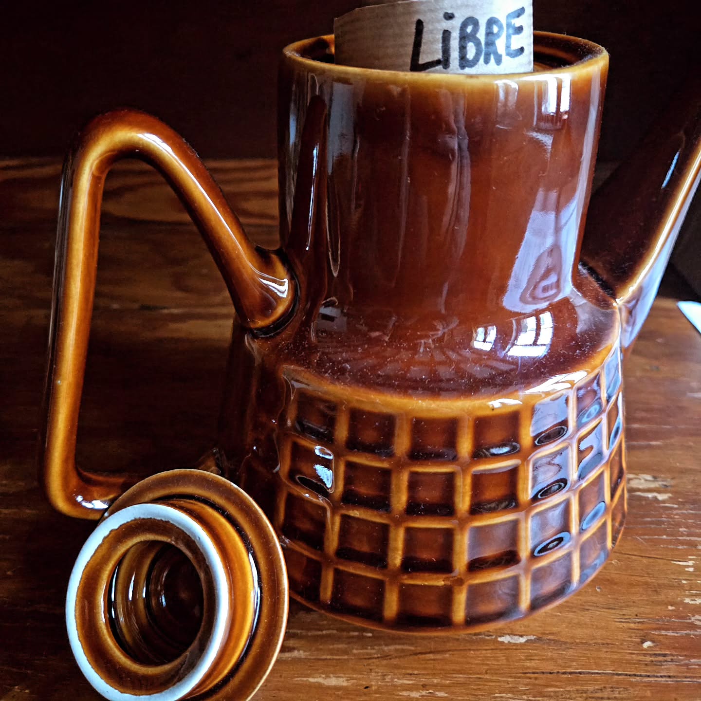 Quelque chose change ici 🤭
La douceur est toujours là ❤️
La gourmandise aussi.
Mais le regard n’est plus le même.
La femme derrière La Savonnette Coquette a évolué🙏
Plus libre❤️🔥
Plus entière.
Bientôt, les objets parleront autrement🙏