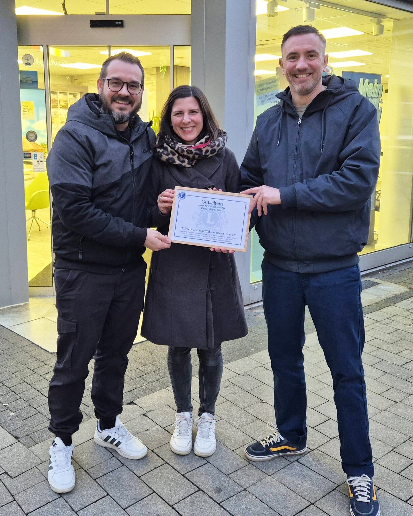 Die Gewinner des Hauptgewinns des Lions Adventskalenders stehen fest und mit Familie Giebel aus Haldern hätte es wohl kaum sympatischere Gewinner treffen können. Unser Präsident hatte das Vergnügen, Jeanine und Thomas Giebel und ihren zwei Kindern den Reisegutschein über 2500€ vor dem @reisebuero_poot in Emmerich übergeben zu dürfen, wo sich Familie Giebel im Anschluss direkt von Poot-Geschäftsführerin Rabea Daniels beraten liess.
Thomas Giebel hatte den Adventskalender übrigens auch schon gewonnen und zwar beim Burgeressen bei @otto_imbiss_am_markt_ in Rees.
Der Lionsclub Emmerich-Rees hatte 8000 Adventskalender mit Preisen im Wert von insgesamt 30.000€ im vergangenen Jahr aufgelegt. Der Kalender ging in sein mittlerweile 12. Jahr.
Unter dem Motto "Helpe met Plaisier" nimmt unser Lionsclub jedes Jahr ca. 40.000€ für den guten Zweck mit dem Verkauf des Kalenders ein. Dies ist natürlich nur mit der großzügigen Unterstützung unserer vielen tollen Sponsoren, denen wir zu großem Dank verpflichtet sind, möglich.
Wenn Sie auch Sponsor werden möchten, sprechen Sie uns sehr gerne an. Jedem Sponsor steht ein Vorkaufsrecht für die äusserst schnell vergriffenen Kalender zu.
#lions #adventskalender #lcemmerichrees #emmerich #rees