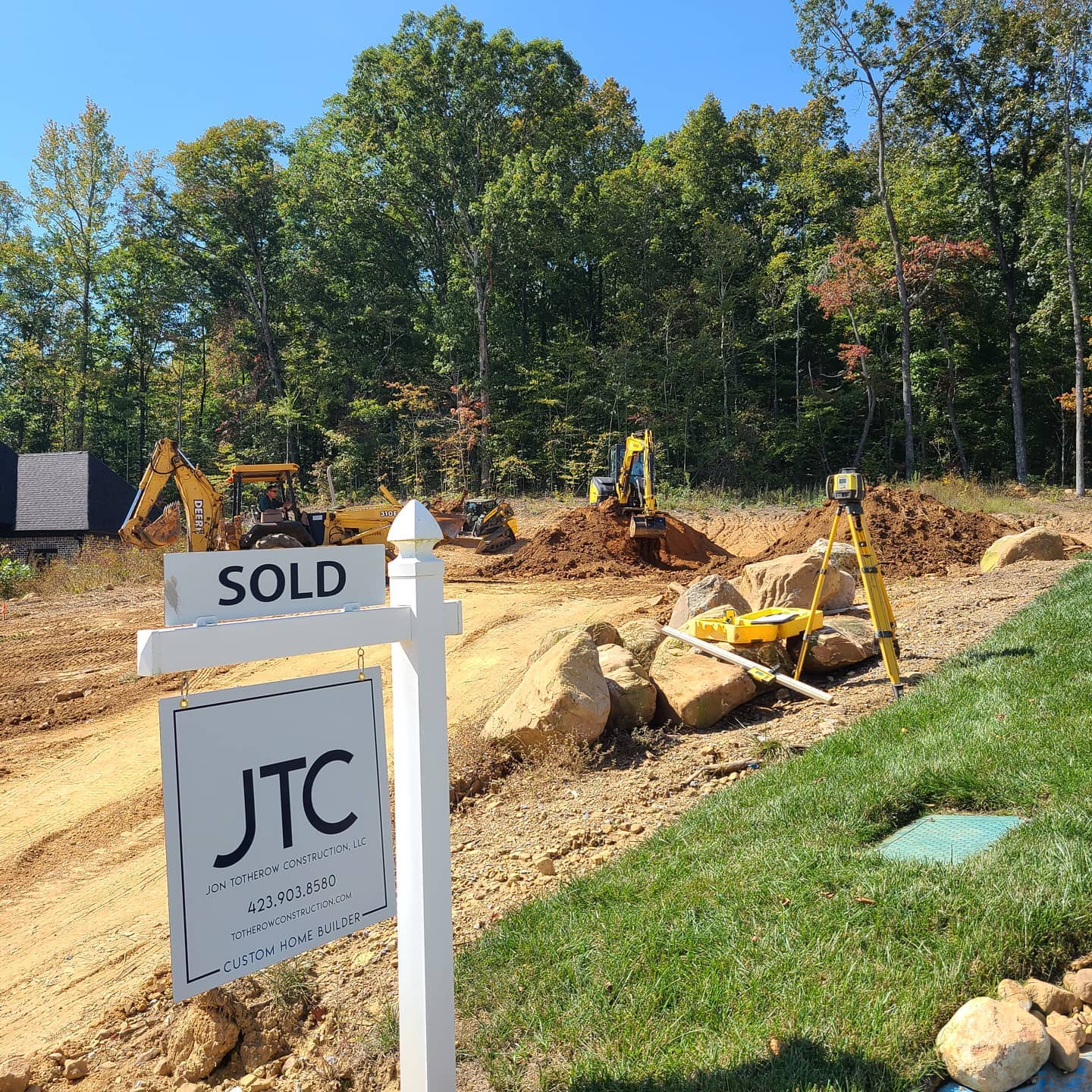 It's a beautiful day to dig a basement! ☀️
#customhome
#customehomebuilder
#jontotherowconstruction
#thecanyonsatfallingwater
