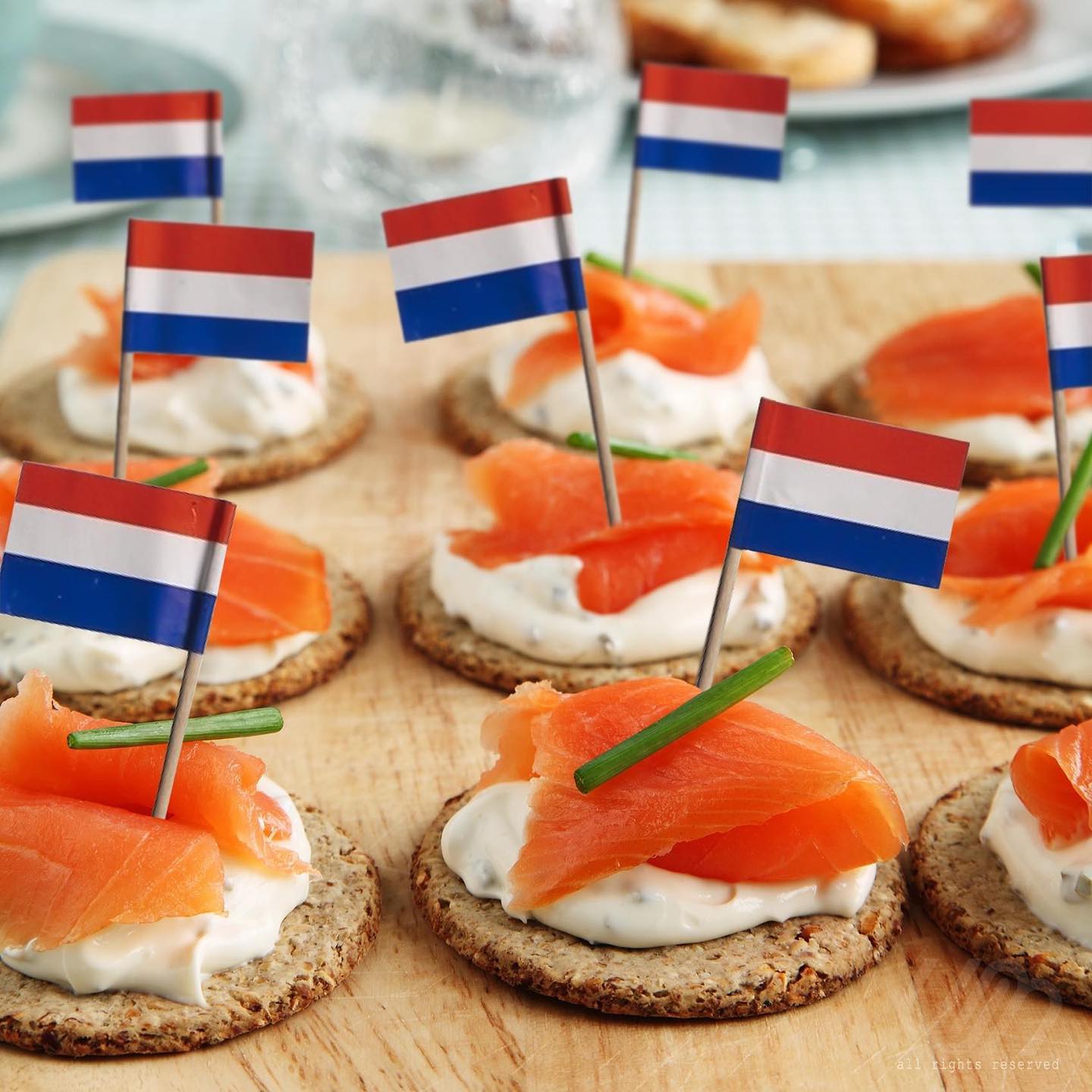 Maak van Koningsdag een culinaire ervaring met deze heerlijke vishapjes! 🐟👑 Of je nu binnen of buiten viert, deze smakelijke hapjes zullen een koninklijk tintje geven aan je feest! 🇳🇱🎉