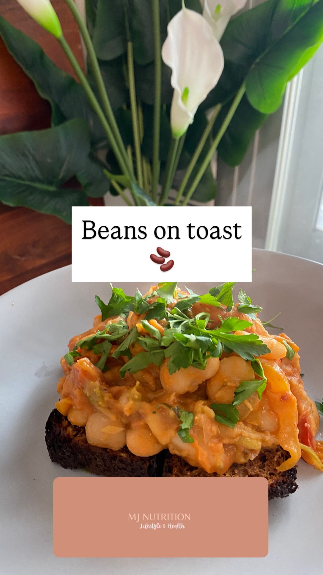 🔥 Spiced Veggie Beans on Toast
This is not your basic beans on toast 😏
Warming, comforting, and full of plant protein.
🧄 Ingredients
* Olive oil
* 1/2 red onion, finely chopped
* 1 spring onion sliced
* 2 cloves garlic, minced
* Fresh ginger, grated (about 1 tsp)
* Fresh chilli (or flakes), to taste
* 1/4 red pepper, diced
* 1/2 cup quartered mushrooms
* 1 small courgette (zucchini), diced or zoodles
* 1 tin butter beans, drained
* 1 tin broad beans, drained
* 2 Handfuls cherry tomatoes, halved
* 1 tbsp tomato paste
* 1 tbsp mixed spices (I used peri peri)
* 200 ml coconut milk or plant based cream
* Salt & black pepper
* Fresh parsley, chopped
* Sourdough or wholegrain toast, to serve
🍞 Serve
Spoon generously over toasted sourdough or whole grain bread and garnish with parsley.
Optional extras: chilli oil, lemon zest, or a sprinkle of seeds ✨
💡 Why I love it
✔ Fibre-rich
✔ Blood-sugar friendly
✔ Plant protein
✔ Comfort food without the crash
Save it • Share it • Try it this week 💚
#BeansOnToastUpgrade #BloodSugarBalance #PlantProteinMeals