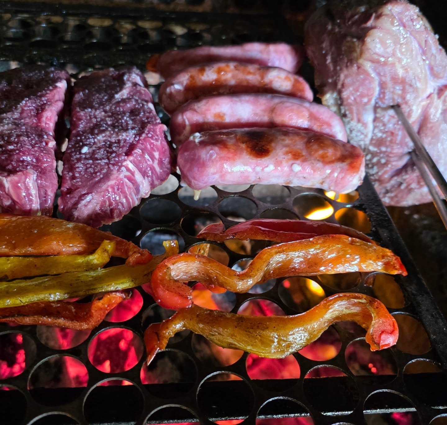 Esta semana a brasa foi da família ❤️🔥
Mesa cheia, tempo junto e comida feita com carinho.
Em 2026, estamos prontos para novos encontros, novas histórias e muitos eventos especiais.
👉 Chamou, a gente vai.
É só mandar o convite e deixar a brasa com a gente.
Entre Cortes & Cores 🔥🥩🥦