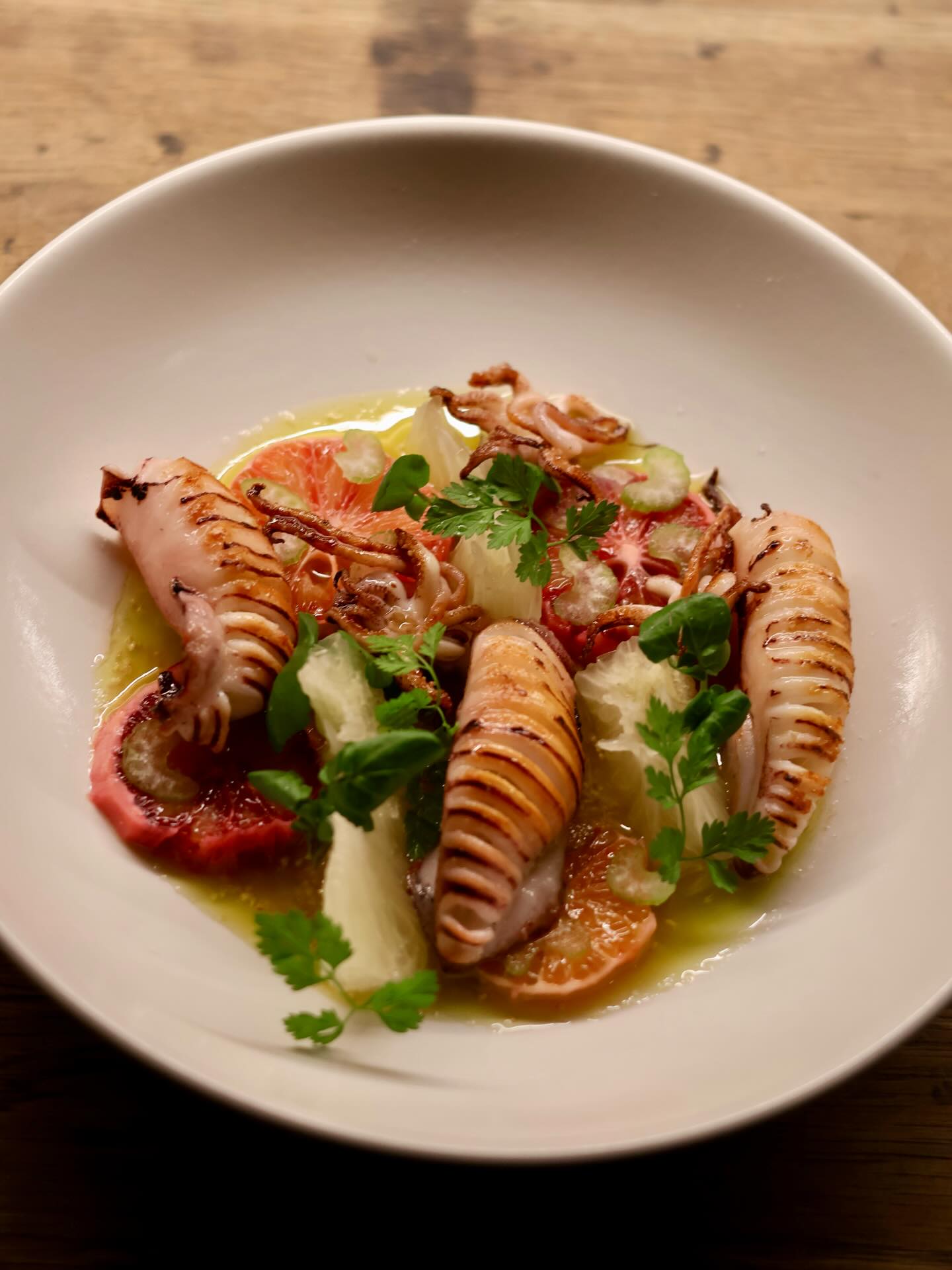 קלמארי פומלה, קליפות הדרים, סלרי, חריף, גרגר נחלים וחיטה קלויה טחונה