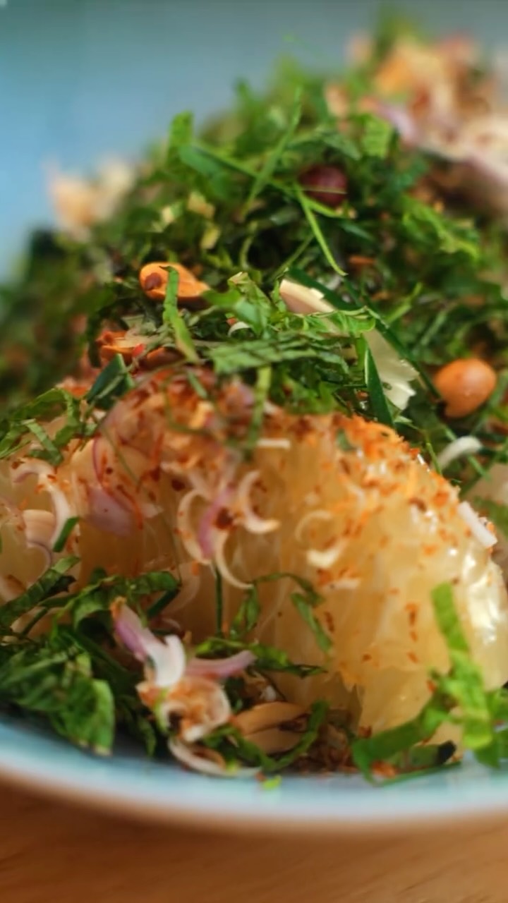 Winter’s getting rough out there. Make something bright as warmer days will come.
Yum Som-O (Thai pomelo salad). Spoon method = juicy pieces that pop. Don’t hack it like an orange.
Full recipe is free. Link in bio or Substack 👉 happivore.substack.com
#thaifood #pomelo #citrusseason
