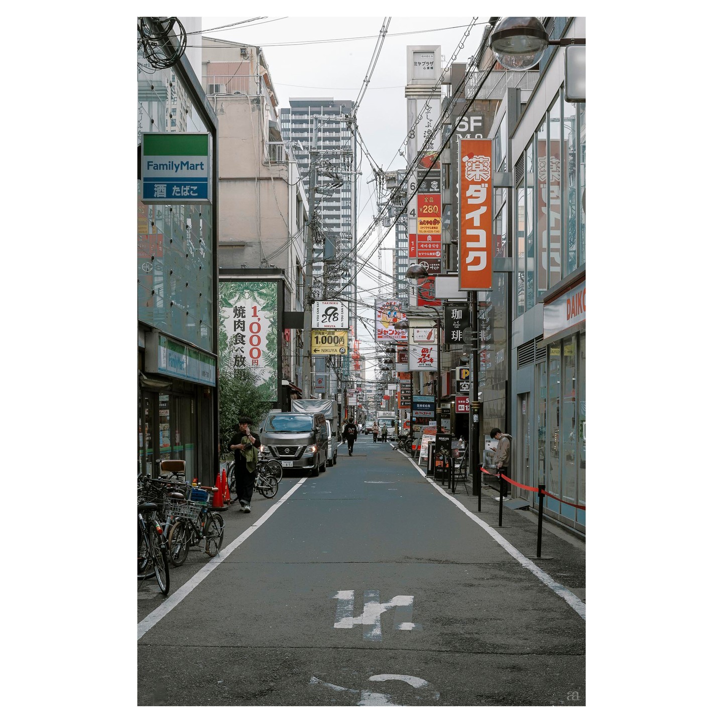 #japan #osaka #signs #road #walking #senseofplace #placephotography