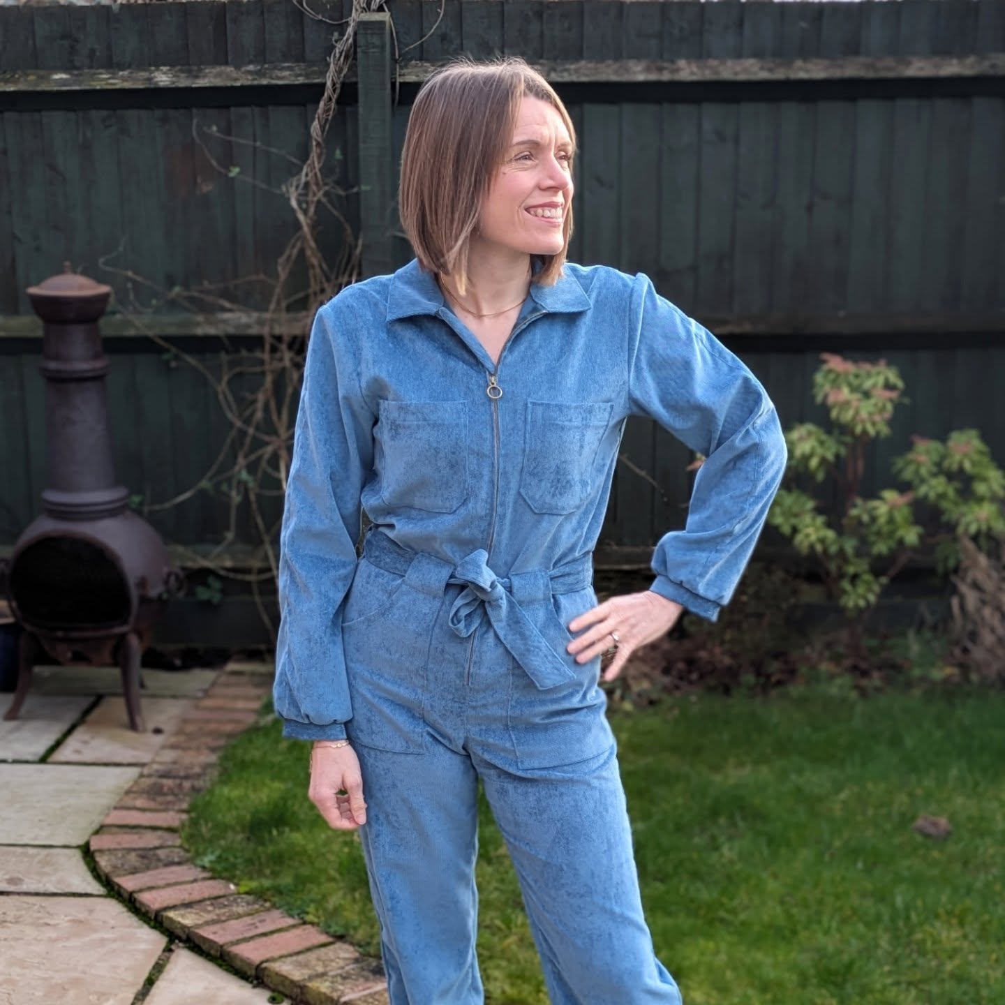 Sharing a make for the first time in 2026, even though I made it last year and it's almost the end of January! I absolutely love how this turned out and have really enjoyed wearing pretty regularly the last couple of months ๐
This is my 3rd version of this pattern, totally inspired by @scarlettssewingroom to make one in a teal coloured needle cord!ย ๐งต
The only change I made to the pattern was the sleeves as not so keen on the original long ones. I cut them a bit shorter and gathered them into a loose cuff like some high street versions I've seen, worked out pretty well I think ๐คฉ
Pattern:ย #blancaflightsuit @closetcorepatterns
Fabric: stretch needlecord @lullabee.fabrics
Zip and pull:ย @thepurplestitches
Label:ย @cosyclubhandmade
I had a little bit of the fabric left so I've cut out a @bfpatterns #babybestiebag. Not sure if when it's made up I'll wear it at the same time....will have to wait and see!