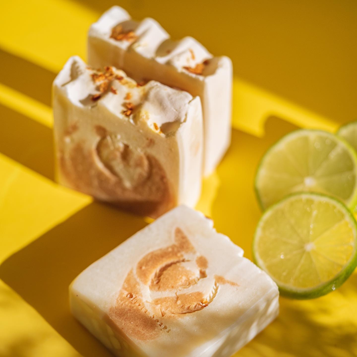 Lui è Ginger Lemon.
Questo è un post solo per sfoggiarlo, perché fa troppo caldo per scrivere tanto.
Un abbraccio fresco e frizzante a tutti/e!
.
.
.
#gingerlemon #saponeagliagrumi #saponeestivo #fattoamano #saponeinregola #cosmesinaturale #soaplovers #solidsoap #saponeartigianale #oliessenziali #summersoap #agrumi #saponefresco #saponefrizzante #friuli #artigianatofriulano #saponeallozenzero #saponeallacurcuma #orangesoap