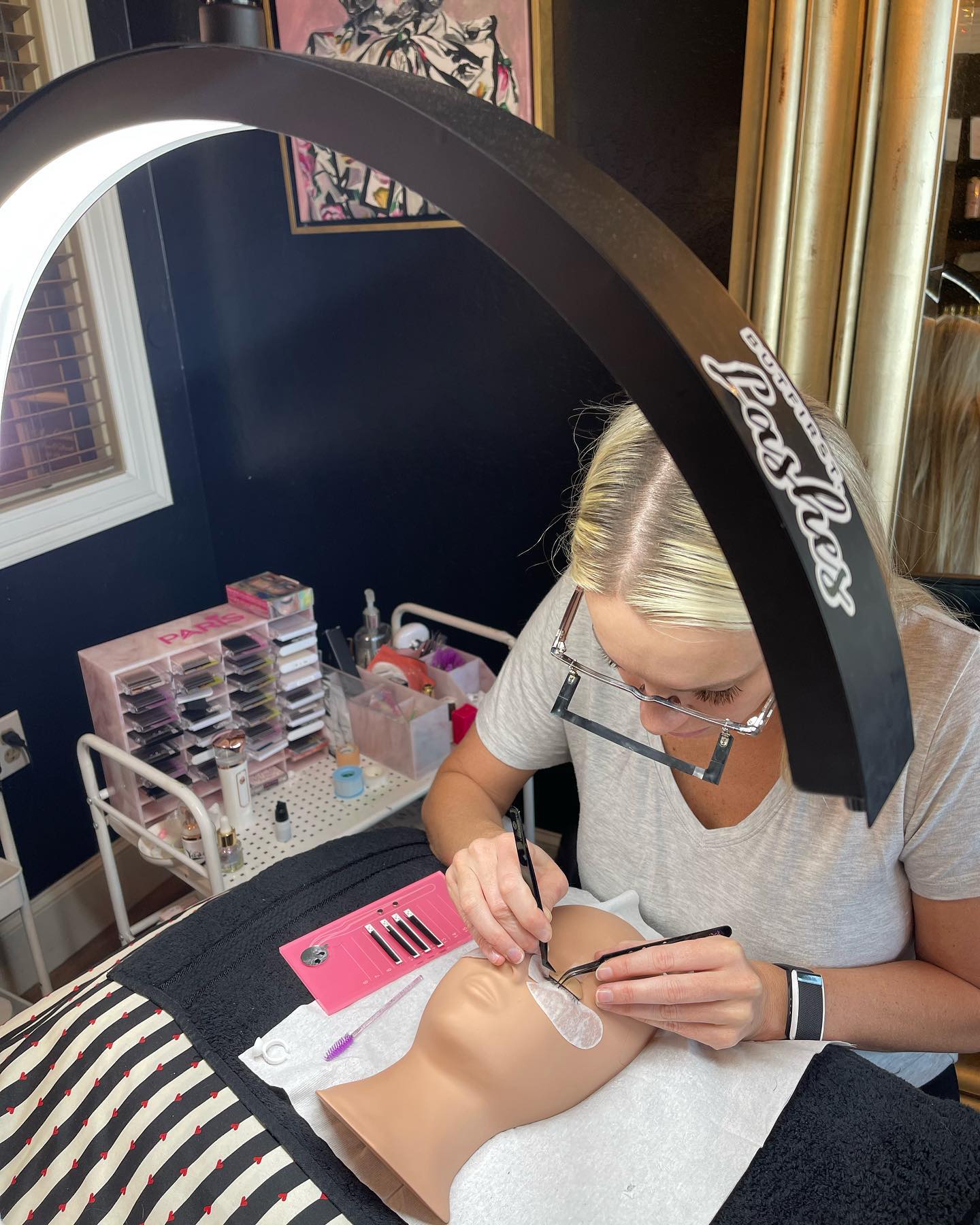 Training day! Teaching a new student how to do classic lashes. 🤩 #lashtraining @shawna_nikole
#lashextensions #lashboss #lash #lovelashes #scottsdalearizona #scottsdale #arizona #classiclashes #hybridlashes #masterlashartist #lovemyjob #esthetician #skincare #selflove #newcareeropportunities
