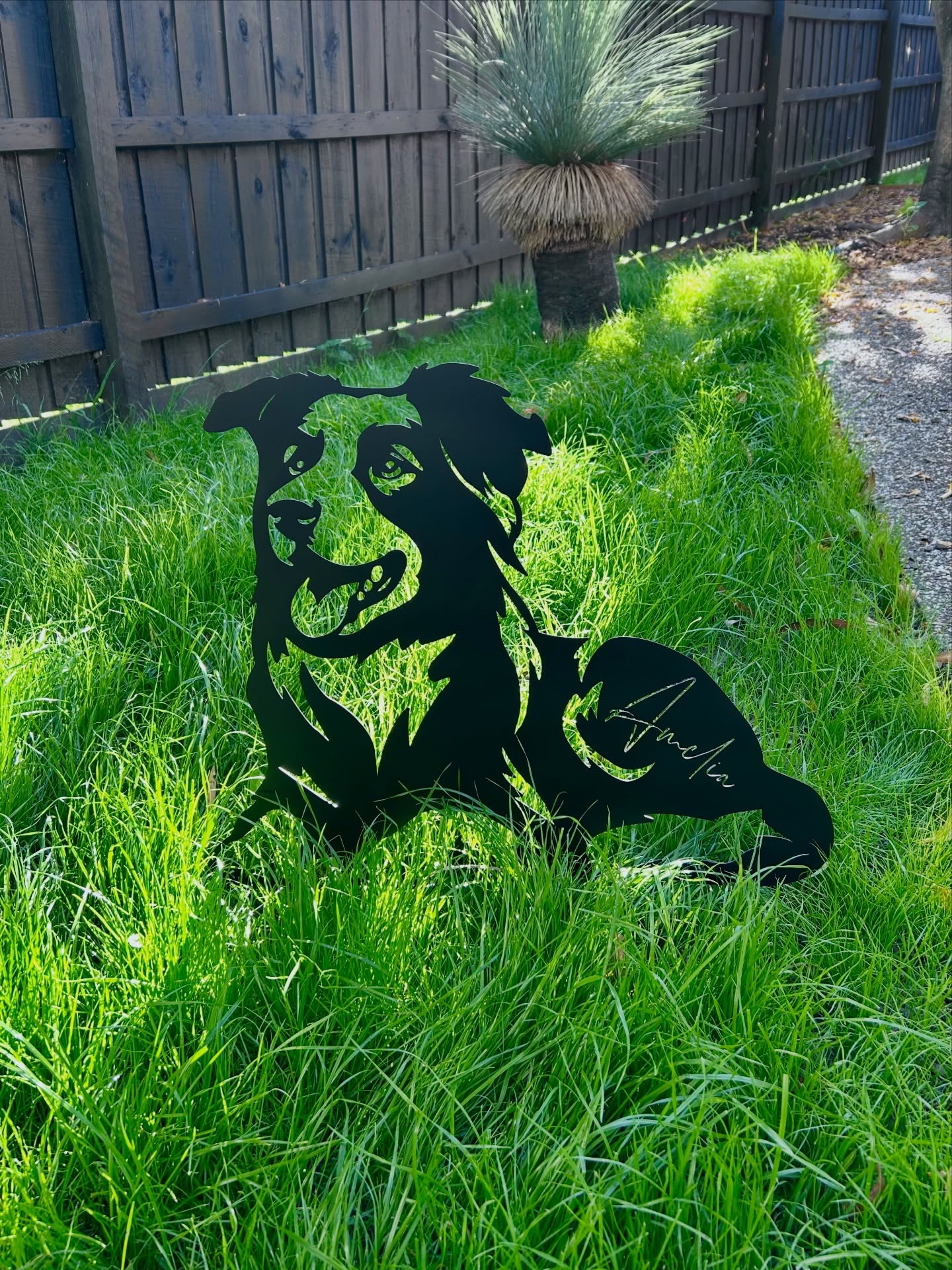 Our Border Collie garden keepsake, personalised for Amelia 🫶🏻
Designed with a nod to the breed’s thick, fluffy coat and that happy, eager-to-please expression Border Collies are so loved for 🐾
Finished with personal text to create a keepsake made especially for Amelia’s family and their garden 🏡
#bordercollie #CustomPetPortrait #miacooperandco