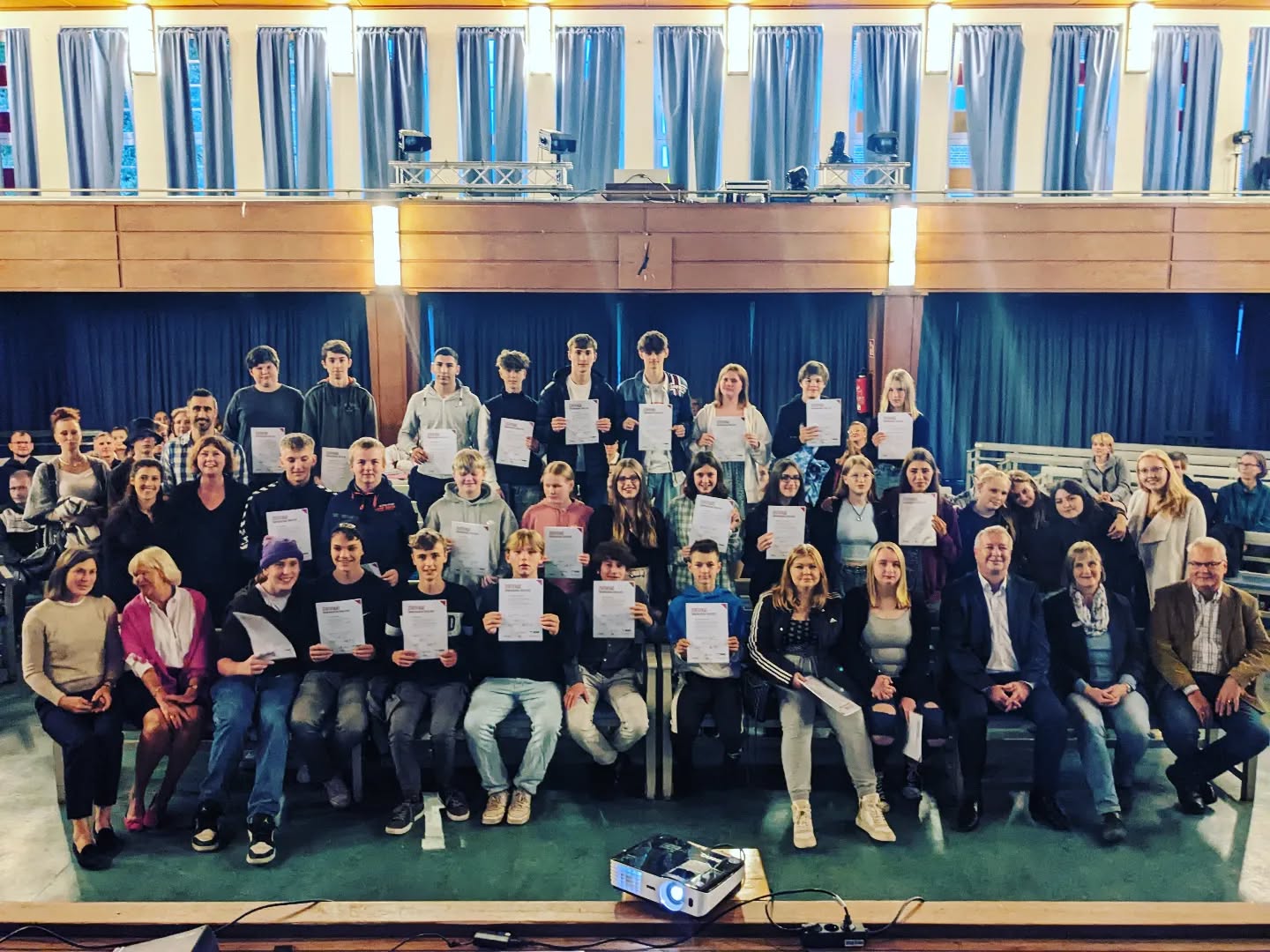 Zertifikatsverleihung in Lübeck, Auftakt in Koblenz, Workshop in Braunschweig...der Spaß geht weiter.
Wir sind happy. Und stolz. Und dankbar.
Danke, dass ihr den Mut und das Vertrauen habt, euch mit uns auf die abenteuerliche Reise in die #sommerakademie zu begeben. Und euch einen Sommer und ein Schuljahr zu stressen (und manchmal auch uns;). Und zu strahlen. Und zu wachsen.
200 Jugendliche engagieren sich für ihre Zukunft...in #lübeck
#hamburg #koblenz #dortmund #braunschweig #münchen #ludwigshafen
Herzlichen Glückwunsch zu den ersten Zertifikaten in Lübeck - wir freuen uns auf alles, was da noch kommt!
Danke an die Partner, danke an die Schulen, danke an die Teamer:innen!
#gehenwachsenentscheiden #proudandhappy #berufsorientierung