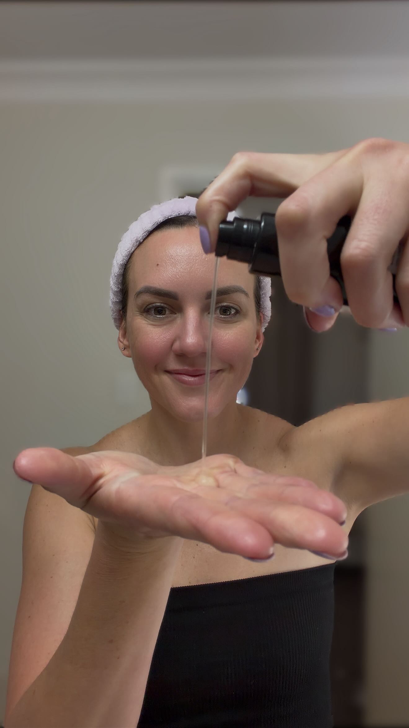 One cleanse isn’t enough 👉 especially if you wear SPF or makeup.
Oil-based products don’t fully break down with a water cleanser alone, even when your skin feels “clean.”
Over time, residue can sit on the skin and contribute to congestion, sensitivity and a stressed barrier.
This is why a pre-cleanse with a balm or oil is so important.