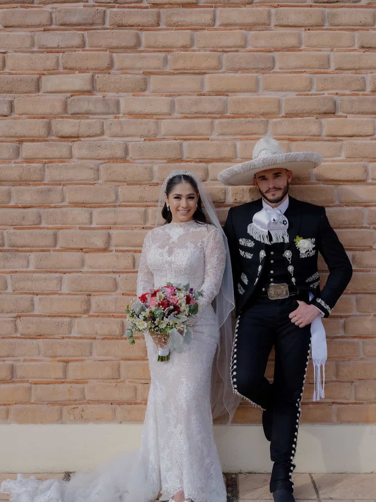 The only thing we love more than helping our brides find their gown is seeing photos of the big day after!
Bride: @alo.santana
Dress: @essenseofaustralia
Photos: @danifotograf
Venue: Family Property