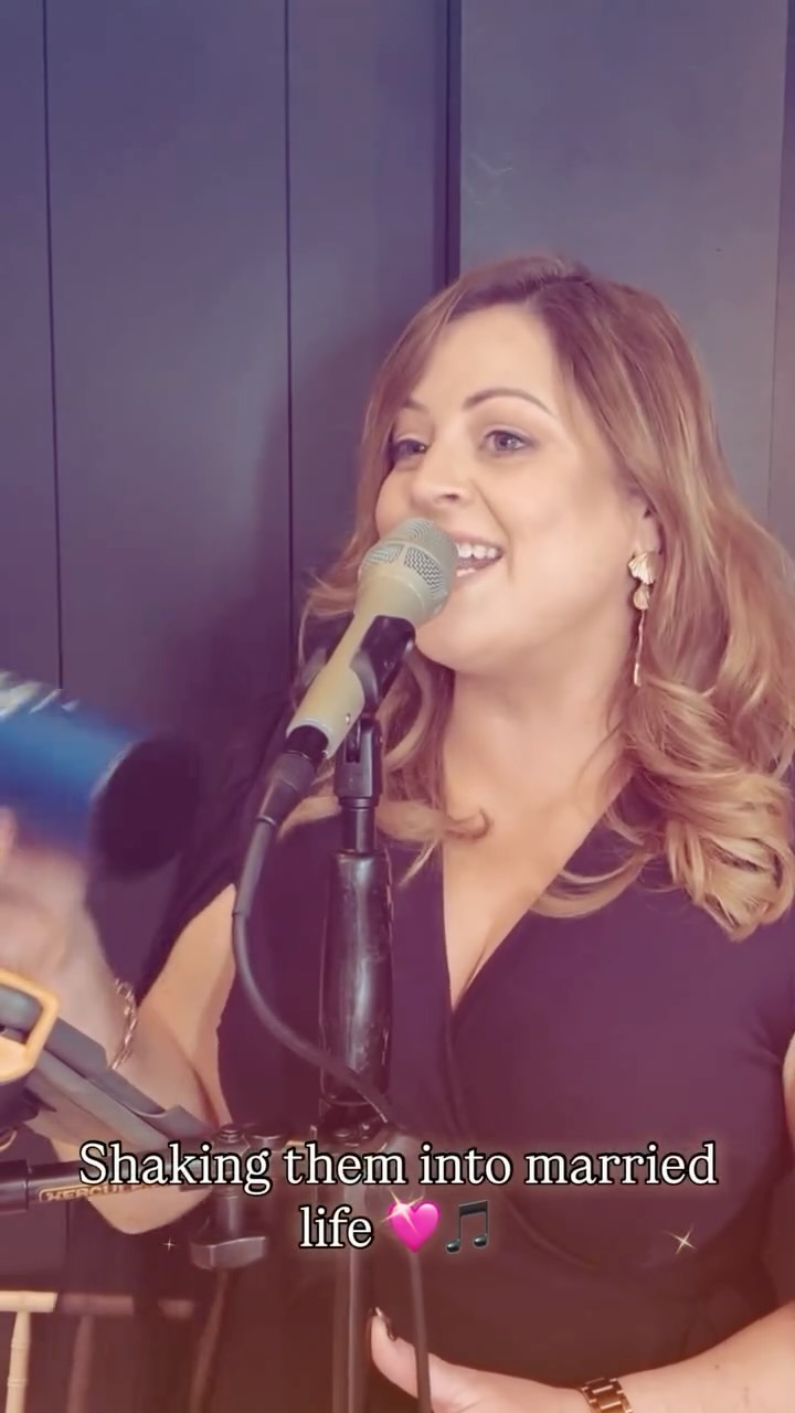 Shaking, smiling, and sending them on their way!
Wedding exits are my favourite
#irishwedding
#weddingexit
#irishweddingsinger
#sendmeonmyway
#weddingmusic