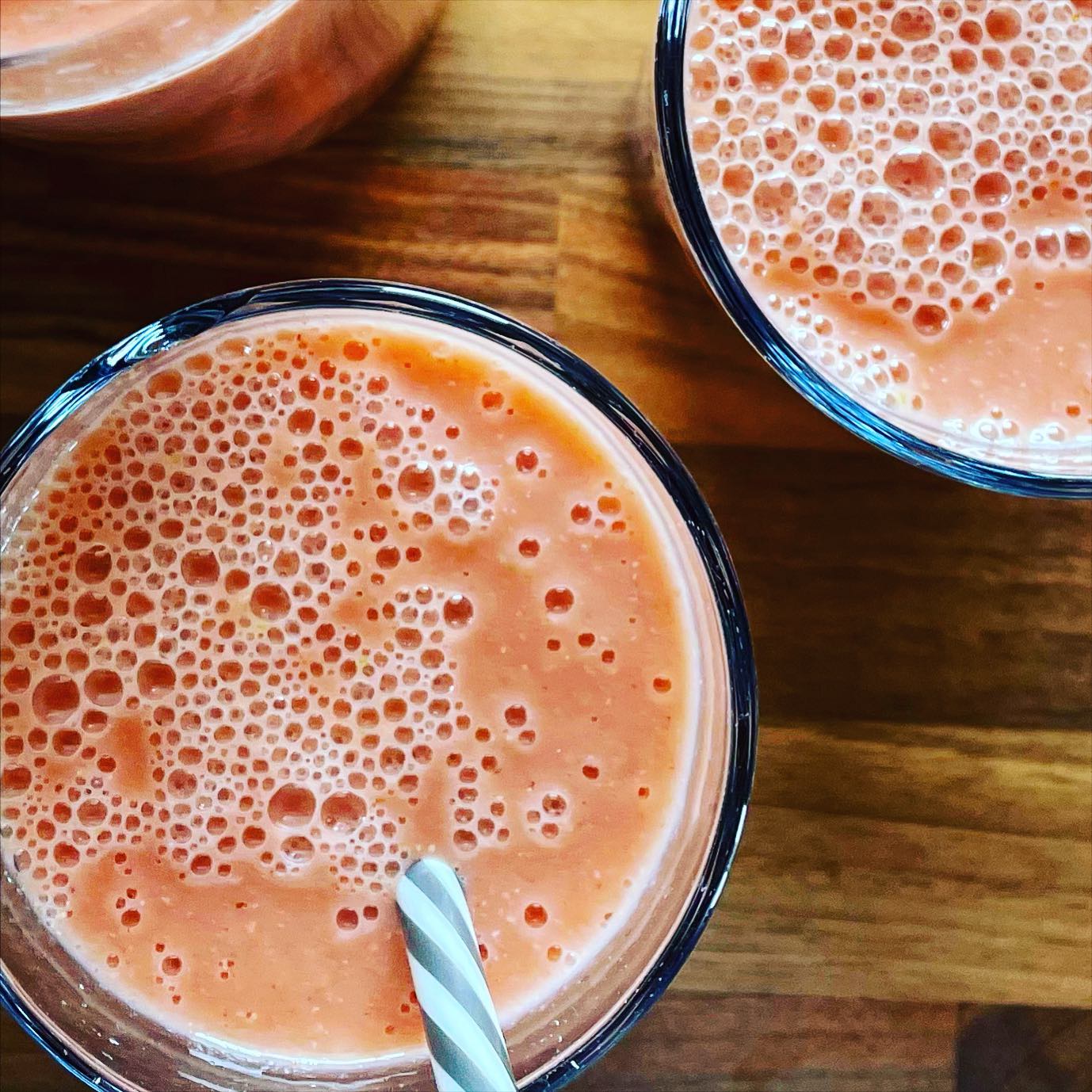 Strawberry Day🍓🍓🍓Strawberry Smoothie: apples, bananas, strawberries, and a handfull of heart-healthy oats (dont tell to il marito, because he hates them…) #strawberries #whenincalabria #fruitsofcalabria #localproduce #calabria #vegan #plantbased #smoothie #strawberrysmoothie